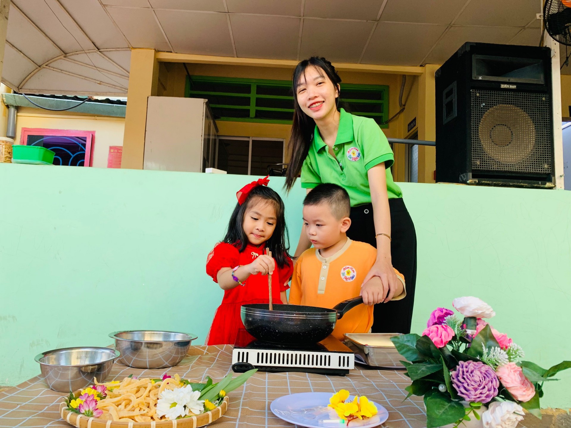 BÉ LÀM BÁNH MỨT NGÀY TẾT 2024