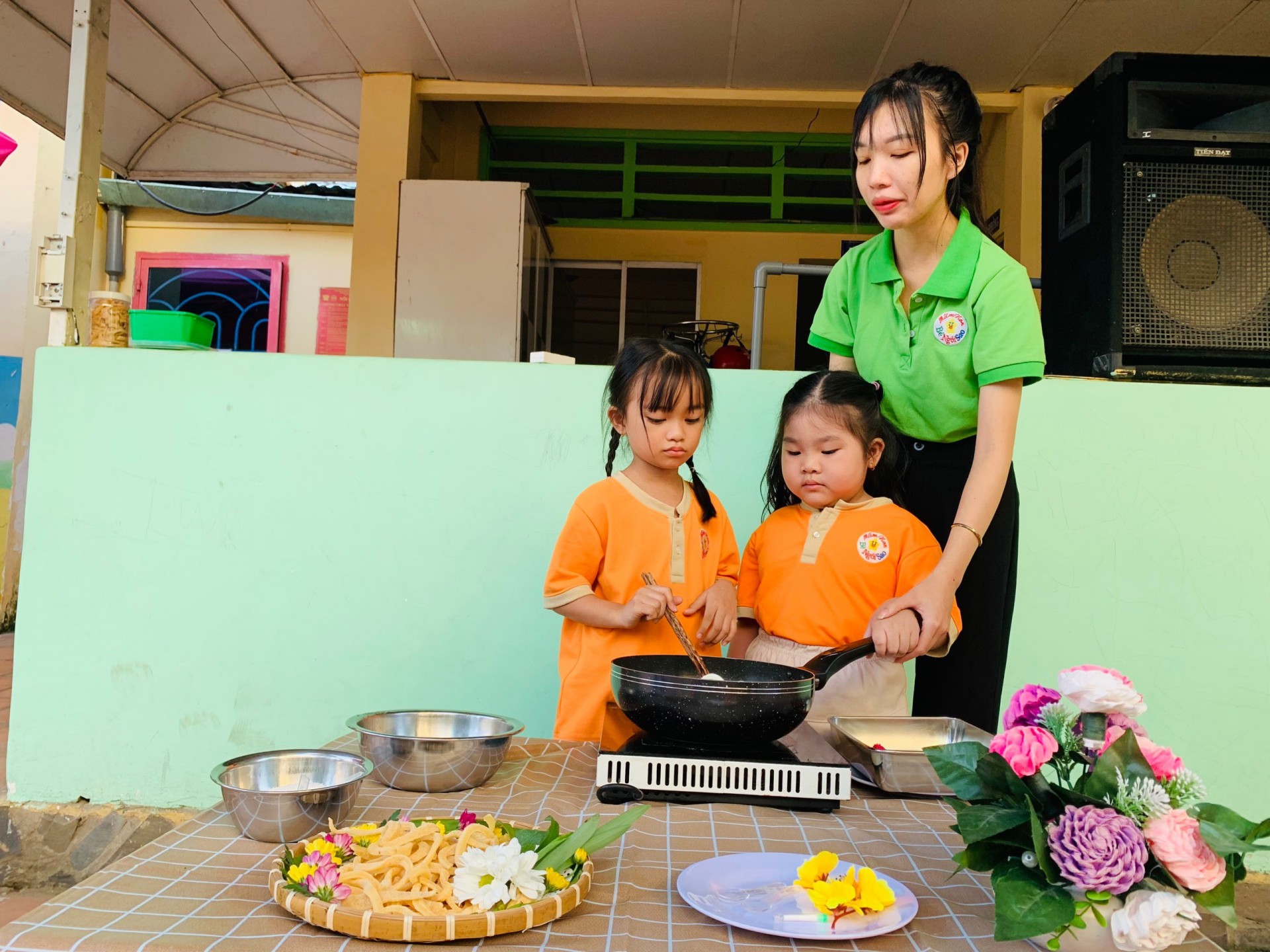 BÉ LÀM BÁNH MỨT NGÀY TẾT 2024