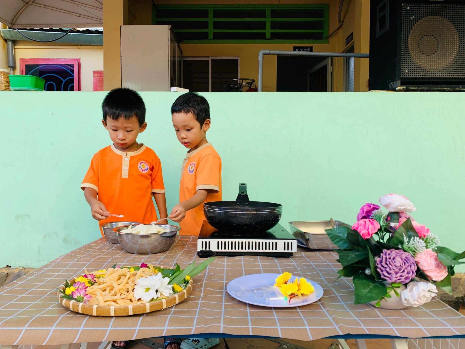 BÉ LÀM BÁNH MỨT NGÀY TẾT 2024