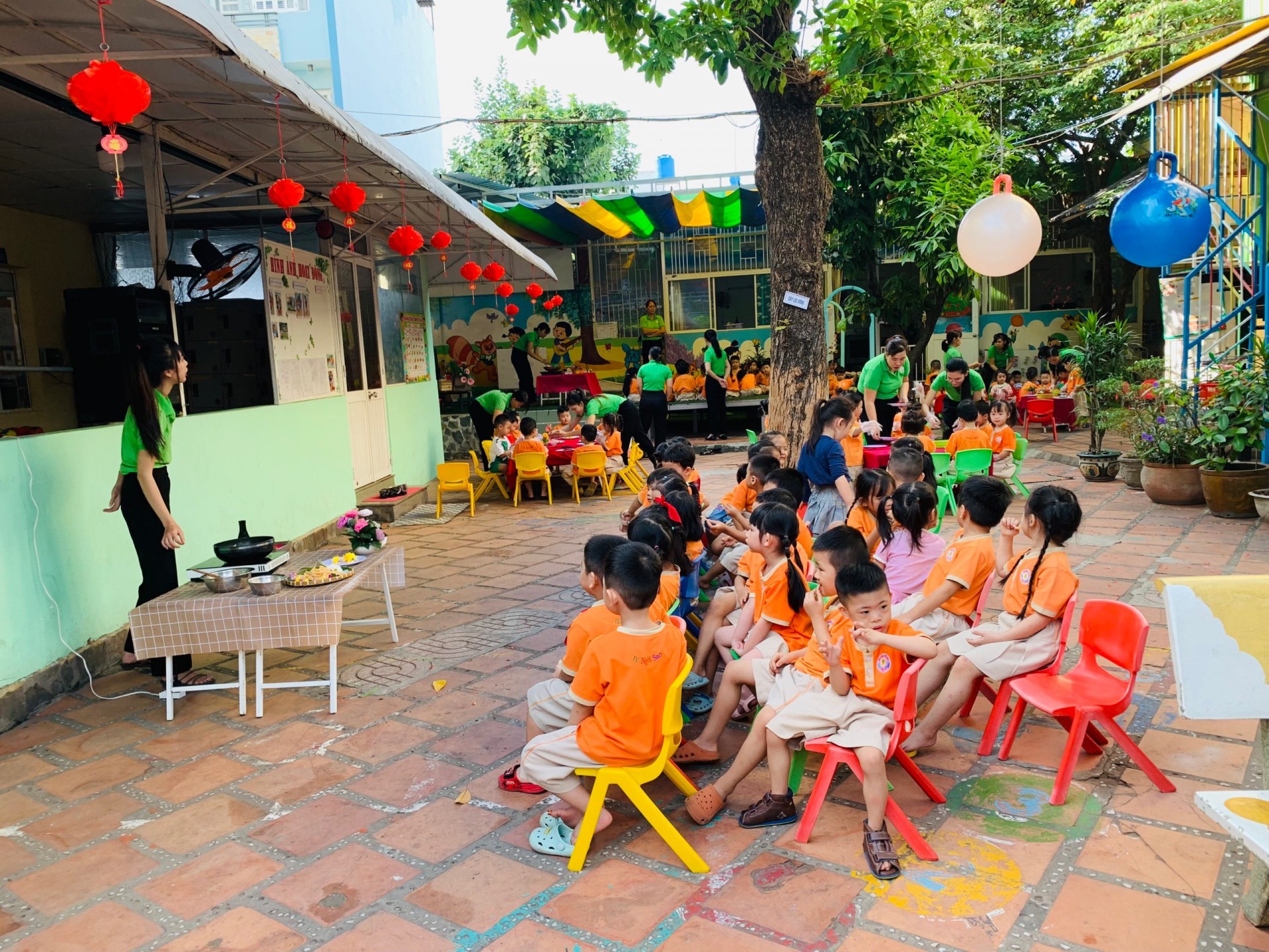 BÉ LÀM BÁNH MỨT NGÀY TẾT 2024