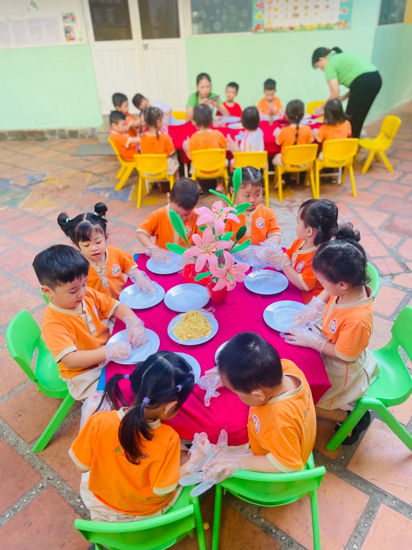 BÉ LÀM BÁNH MỨT NGÀY TẾT 2024