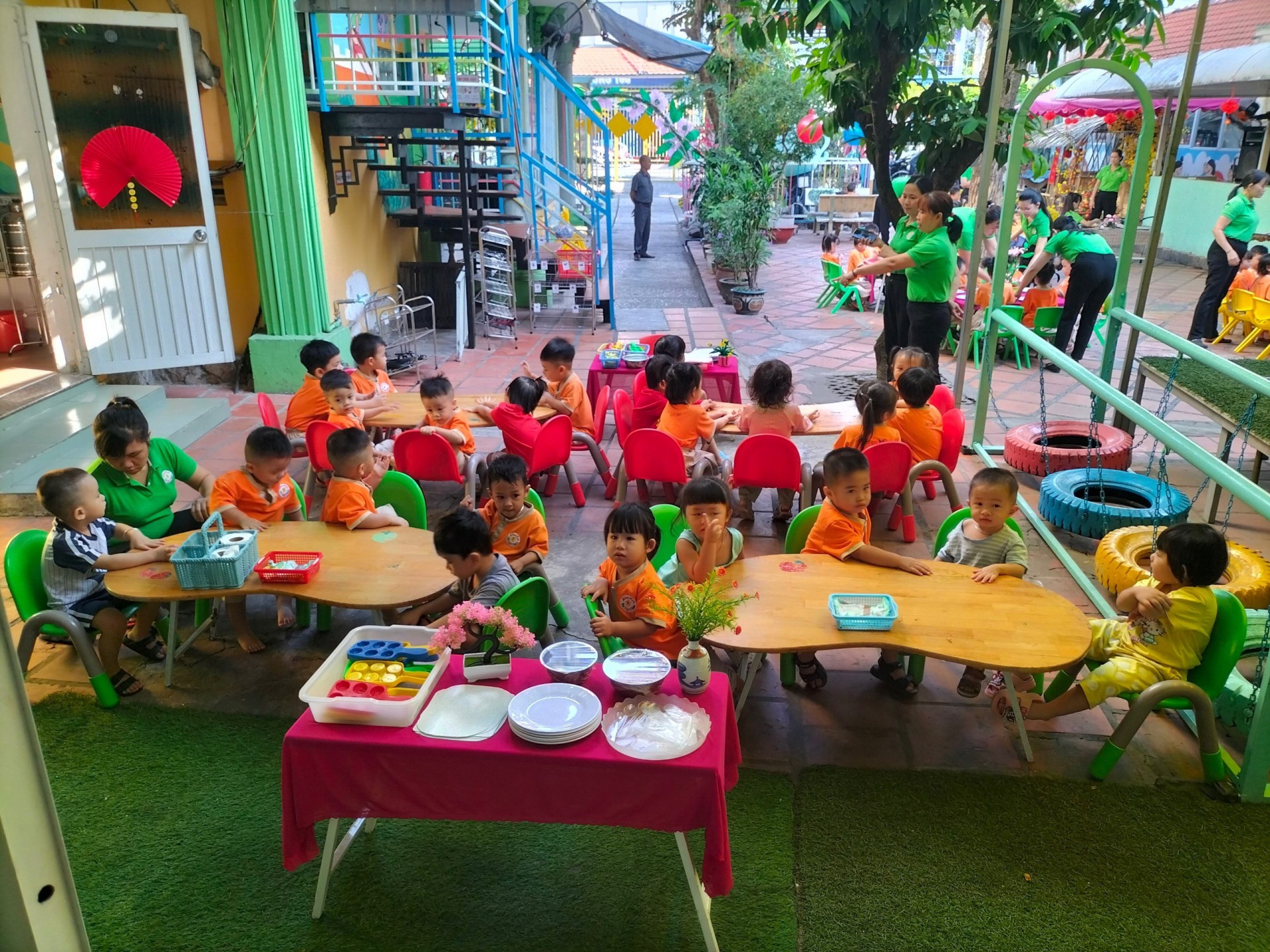 BÉ LÀM BÁNH MỨT NGÀY TẾT 2024