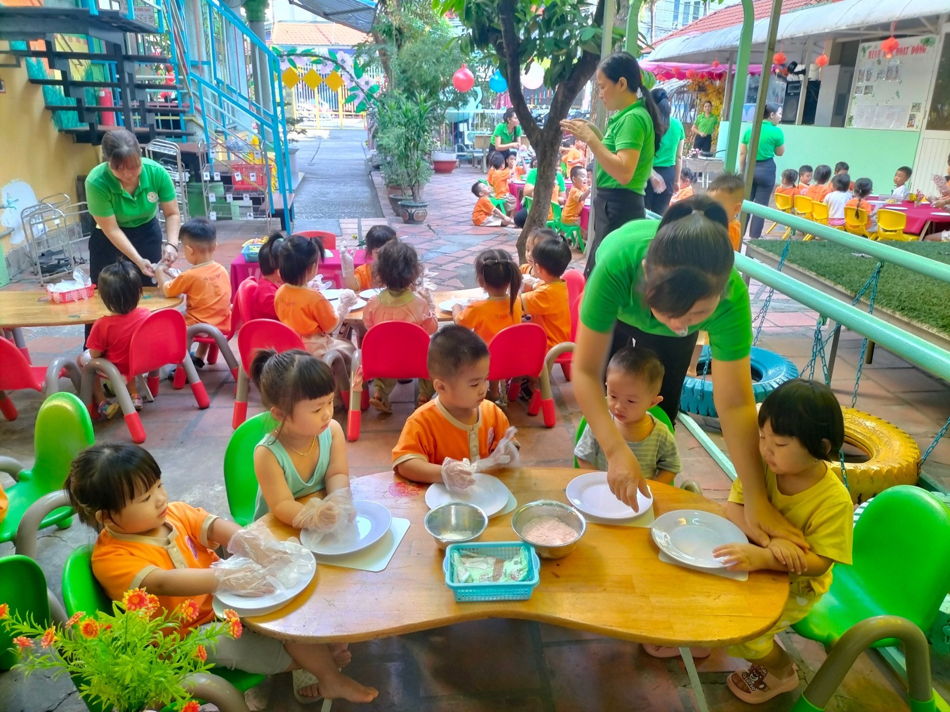 BÉ LÀM BÁNH MỨT NGÀY TẾT 2024