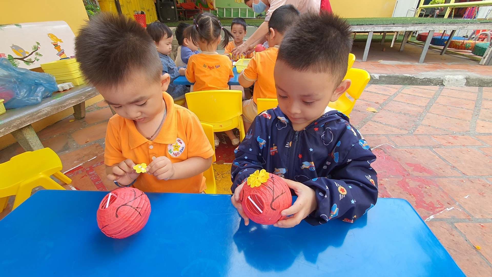 BÉ TRANG TRÍ TẾT 2021