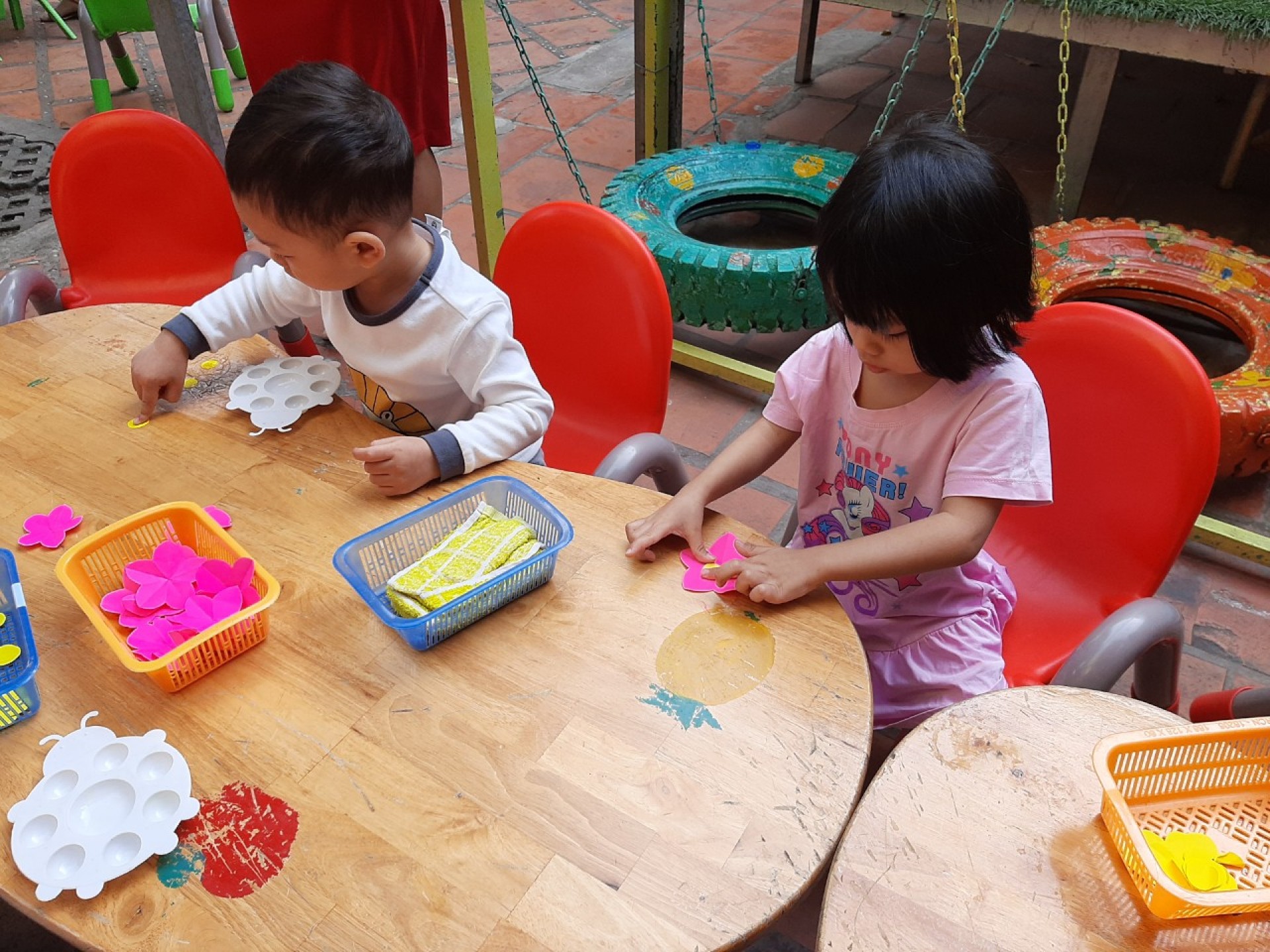 BÉ TRANG TRÍ TẾT 2021