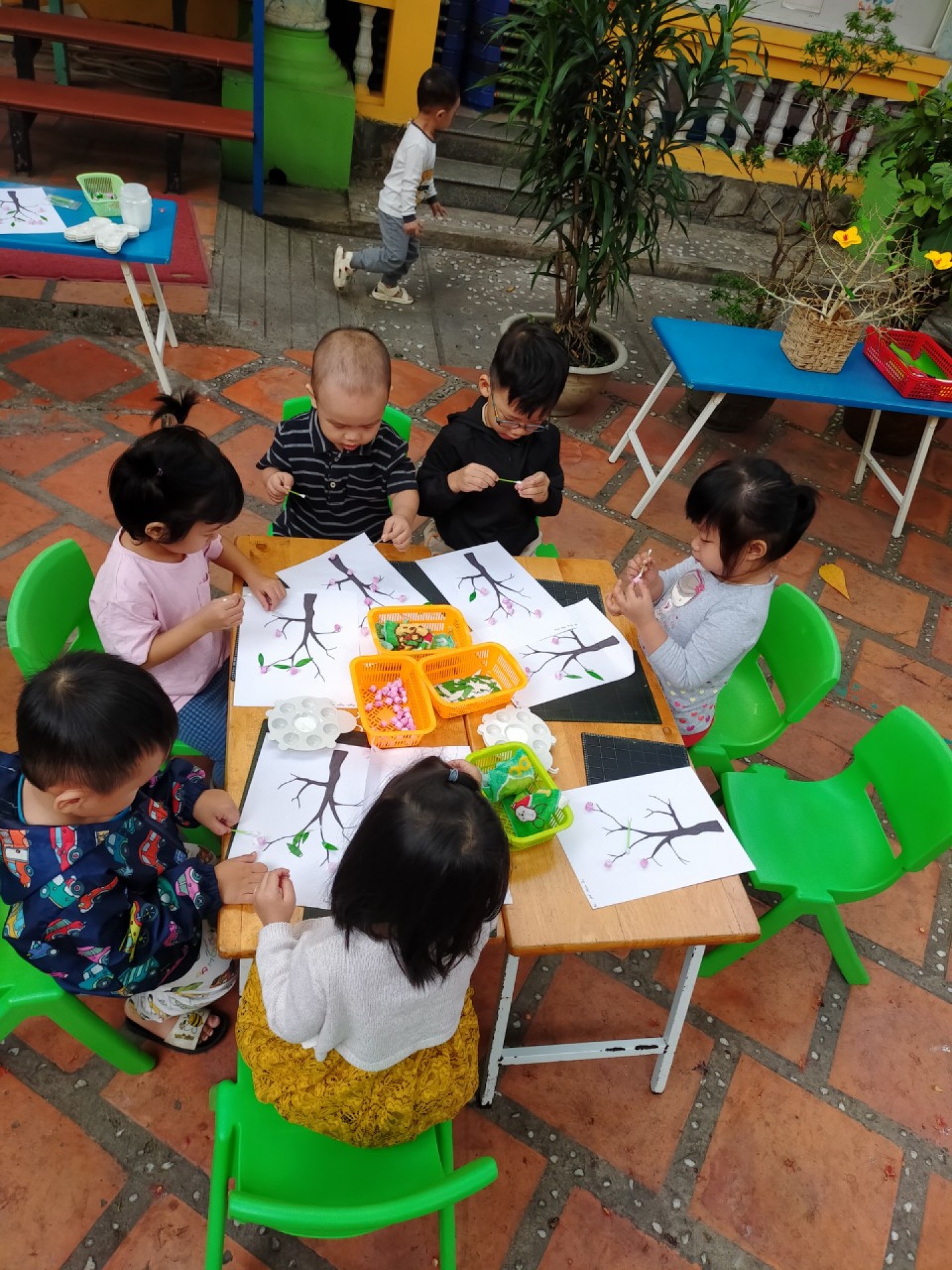 BÉ TRANG TRÍ TẾT 2021