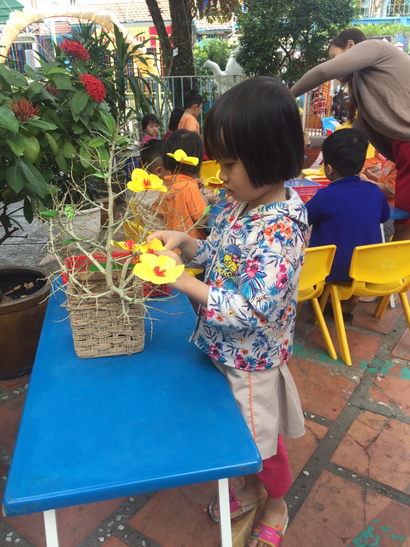 BÉ TRANG TRÍ TẾT 2021