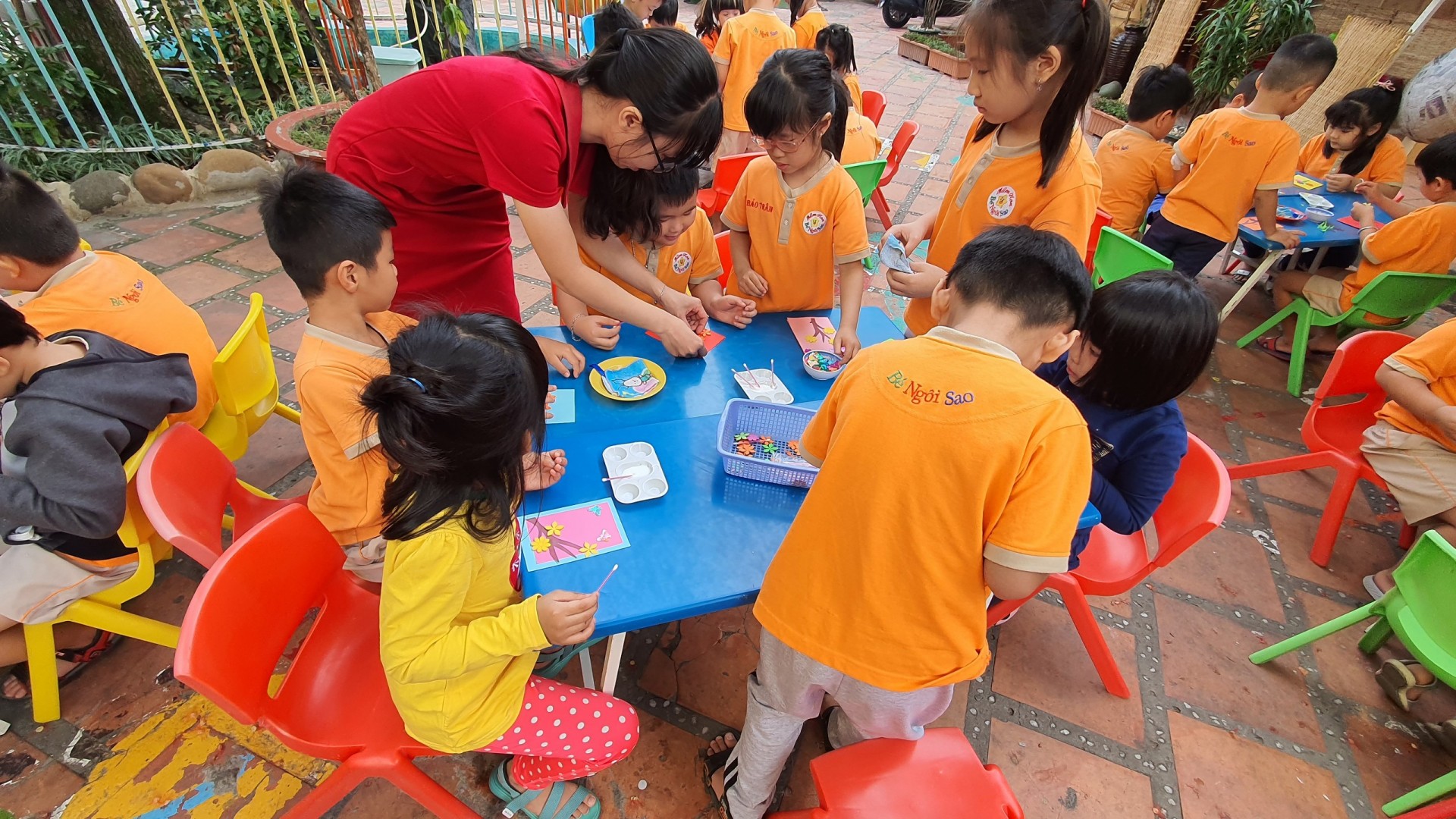 BÉ TRANG TRÍ TẾT 2021