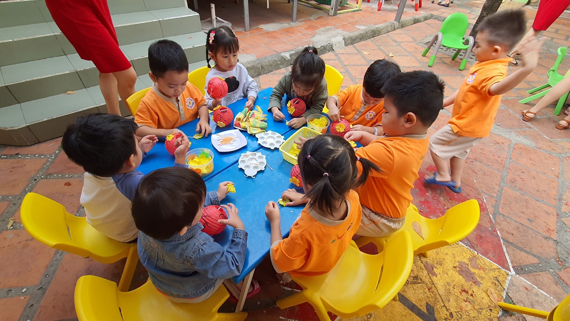 BÉ TRANG TRÍ TẾT 2021