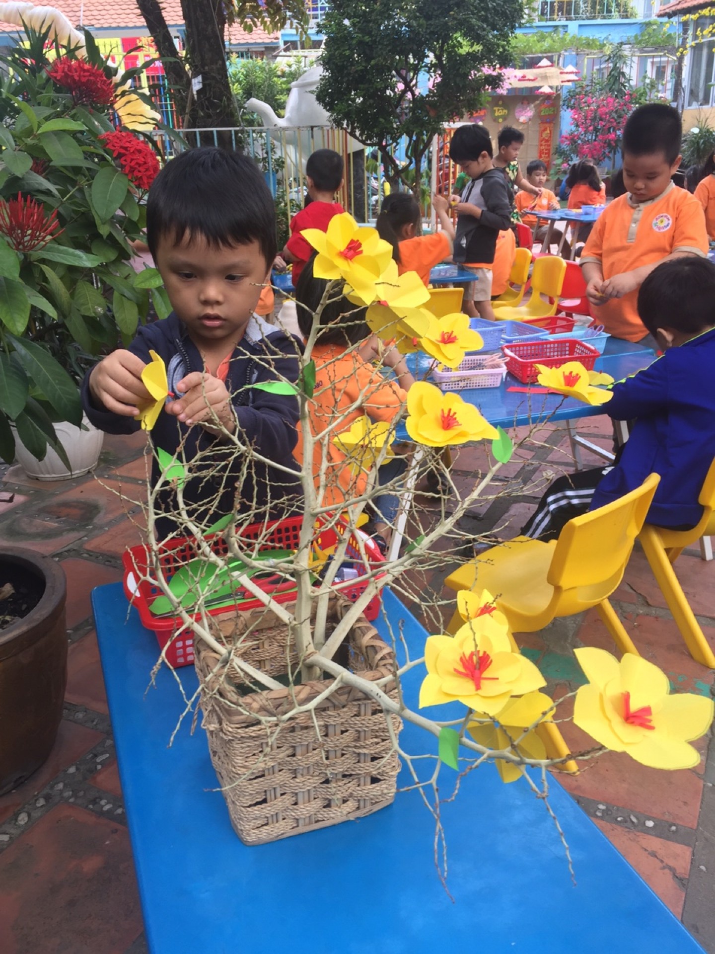 BÉ TRANG TRÍ TẾT 2021