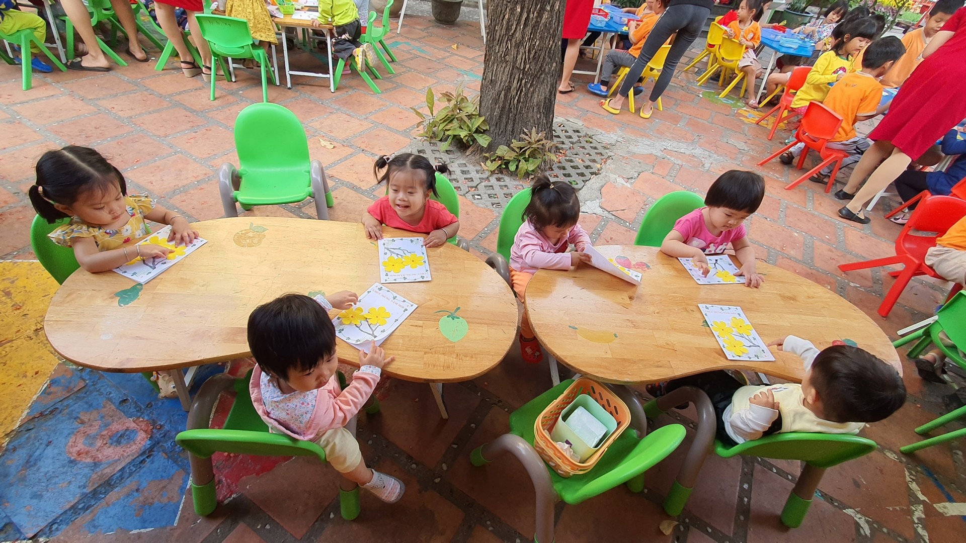 BÉ TRANG TRÍ TẾT 2021