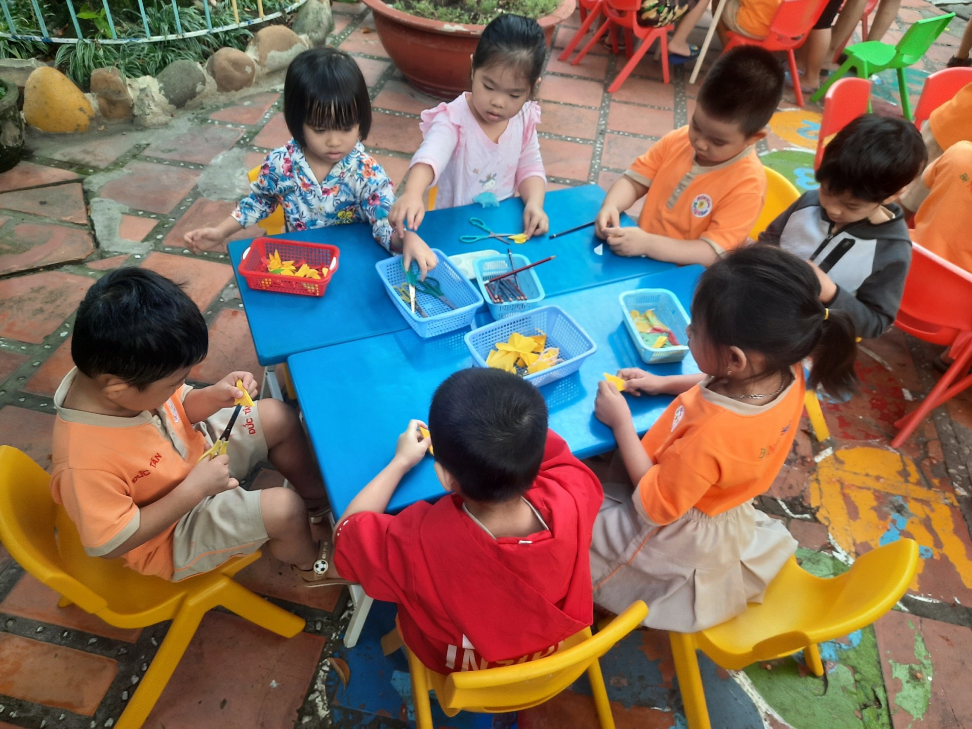 BÉ TRANG TRÍ TẾT 2021