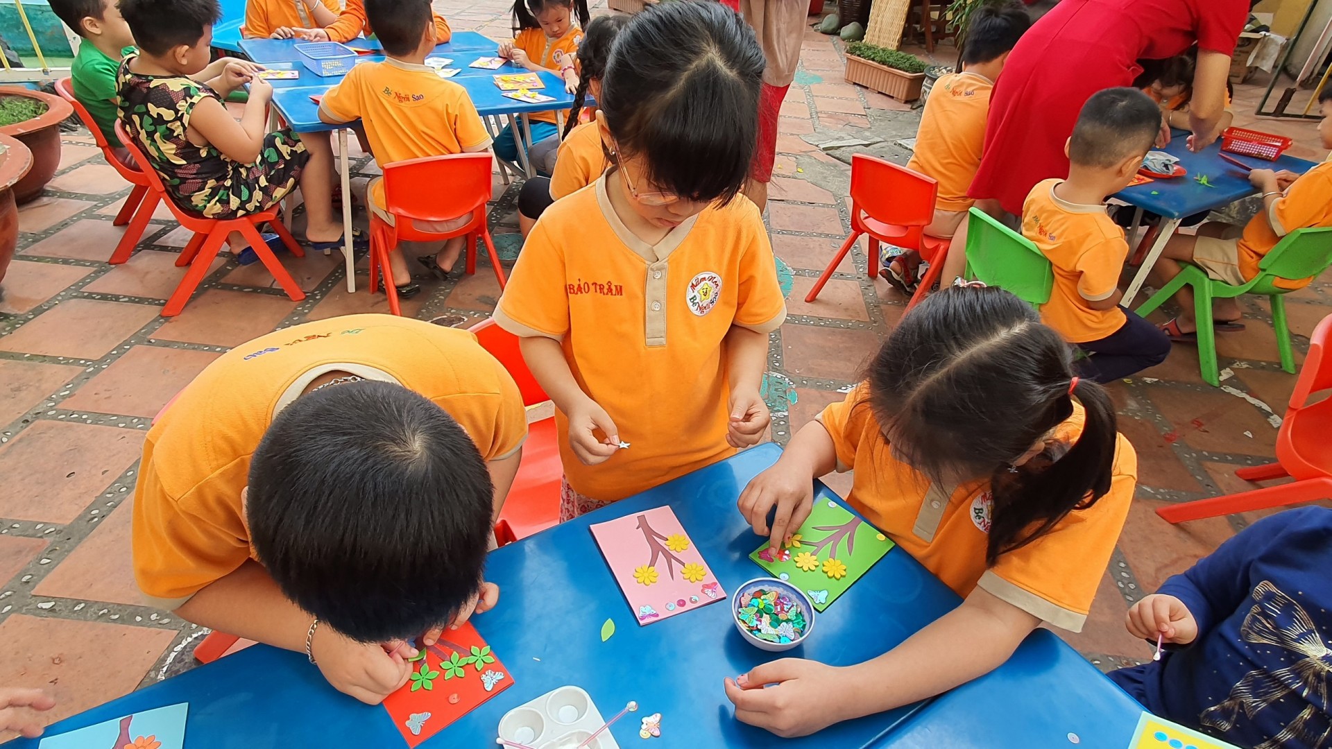 BÉ TRANG TRÍ TẾT 2021