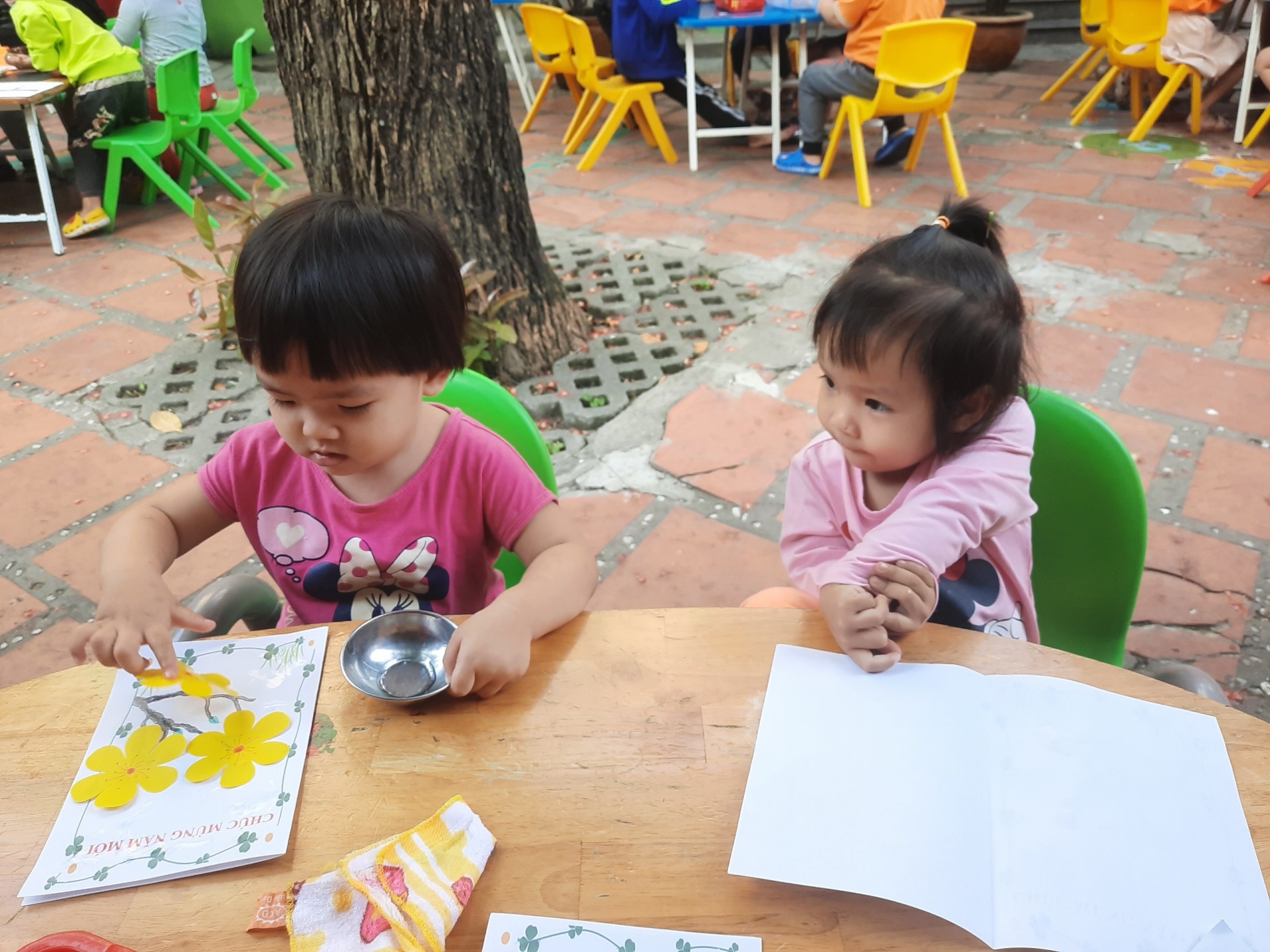 BÉ TRANG TRÍ TẾT 2021