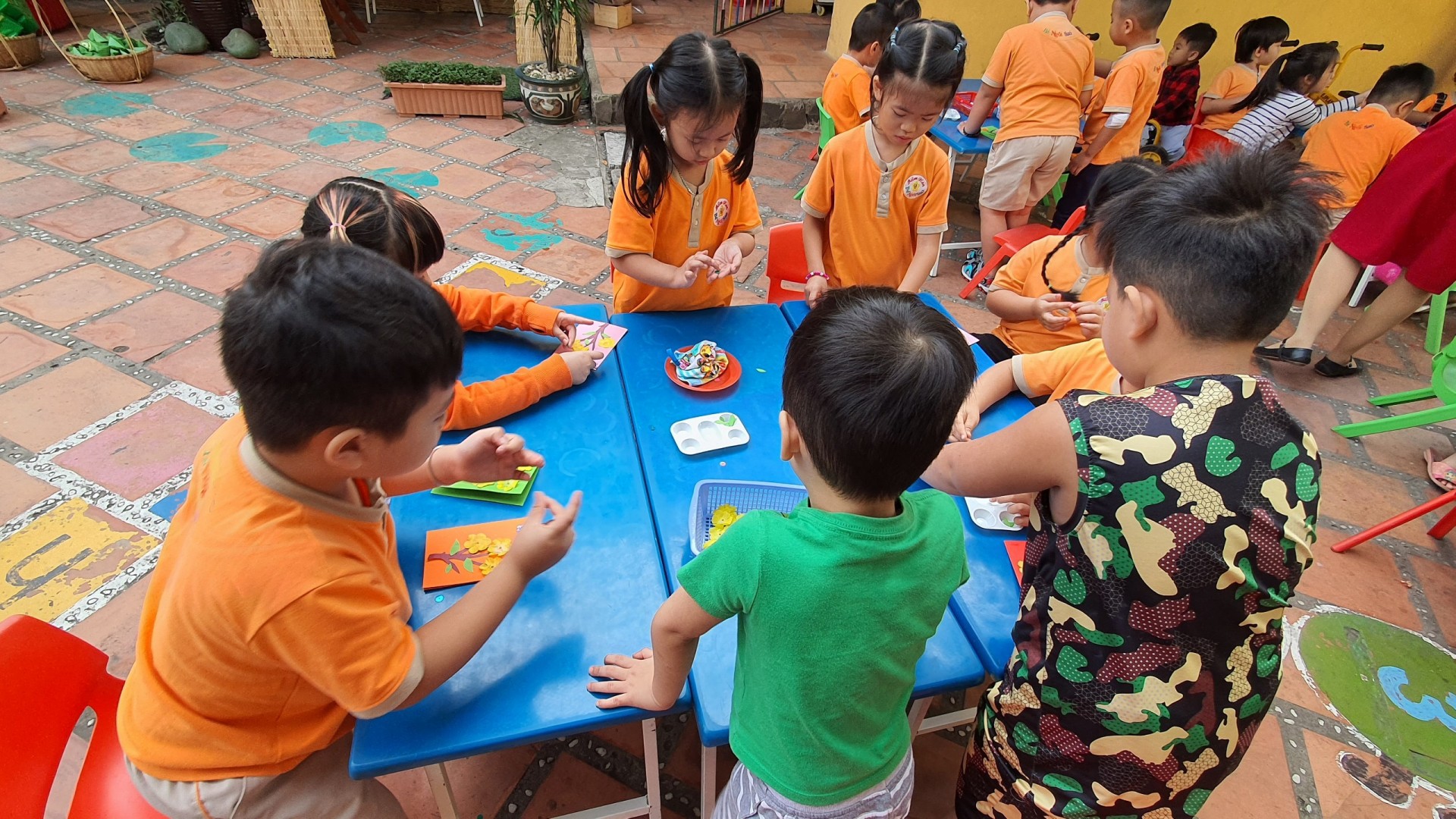 BÉ TRANG TRÍ TẾT 2021