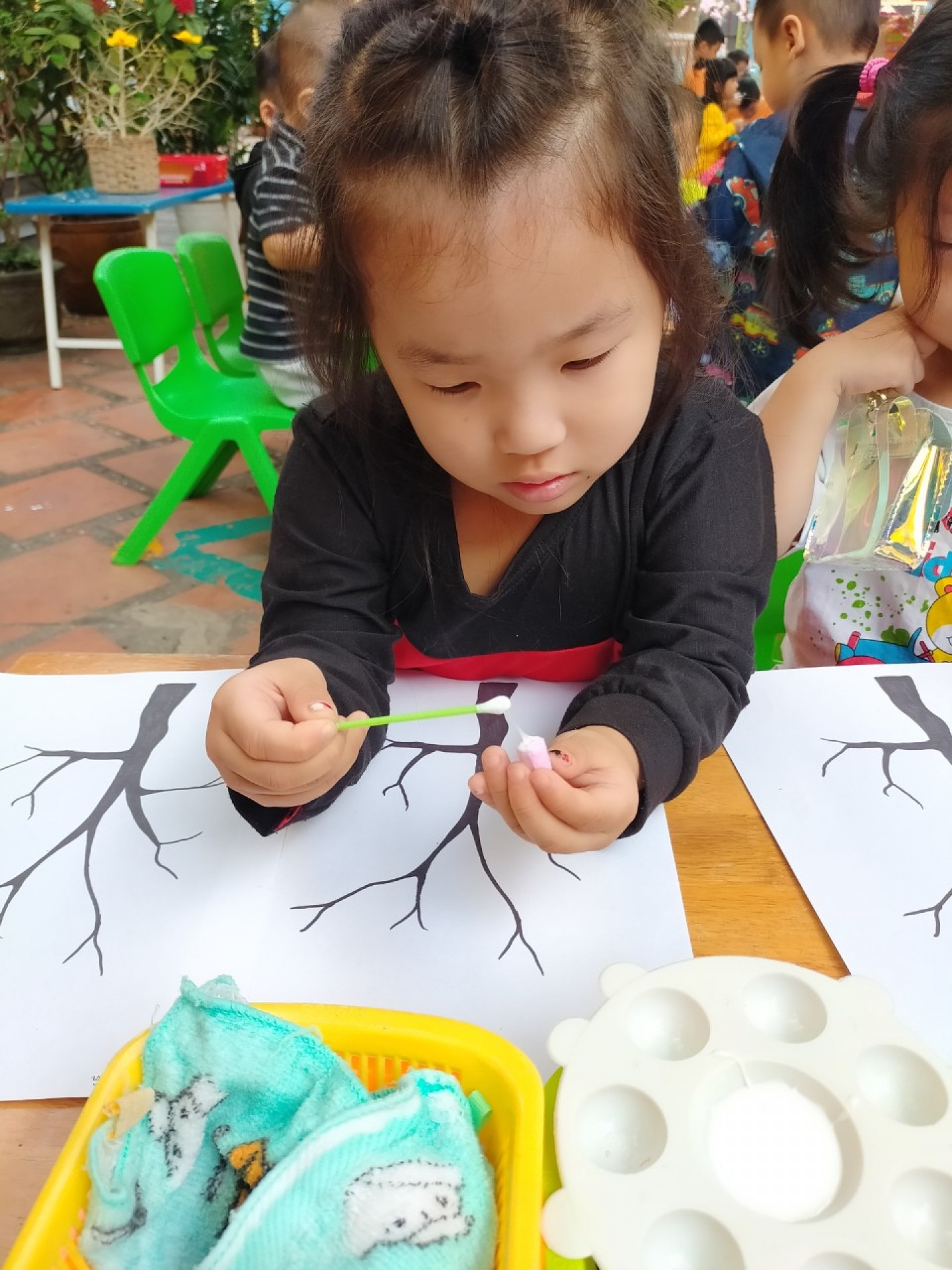 BÉ TRANG TRÍ TẾT 2021