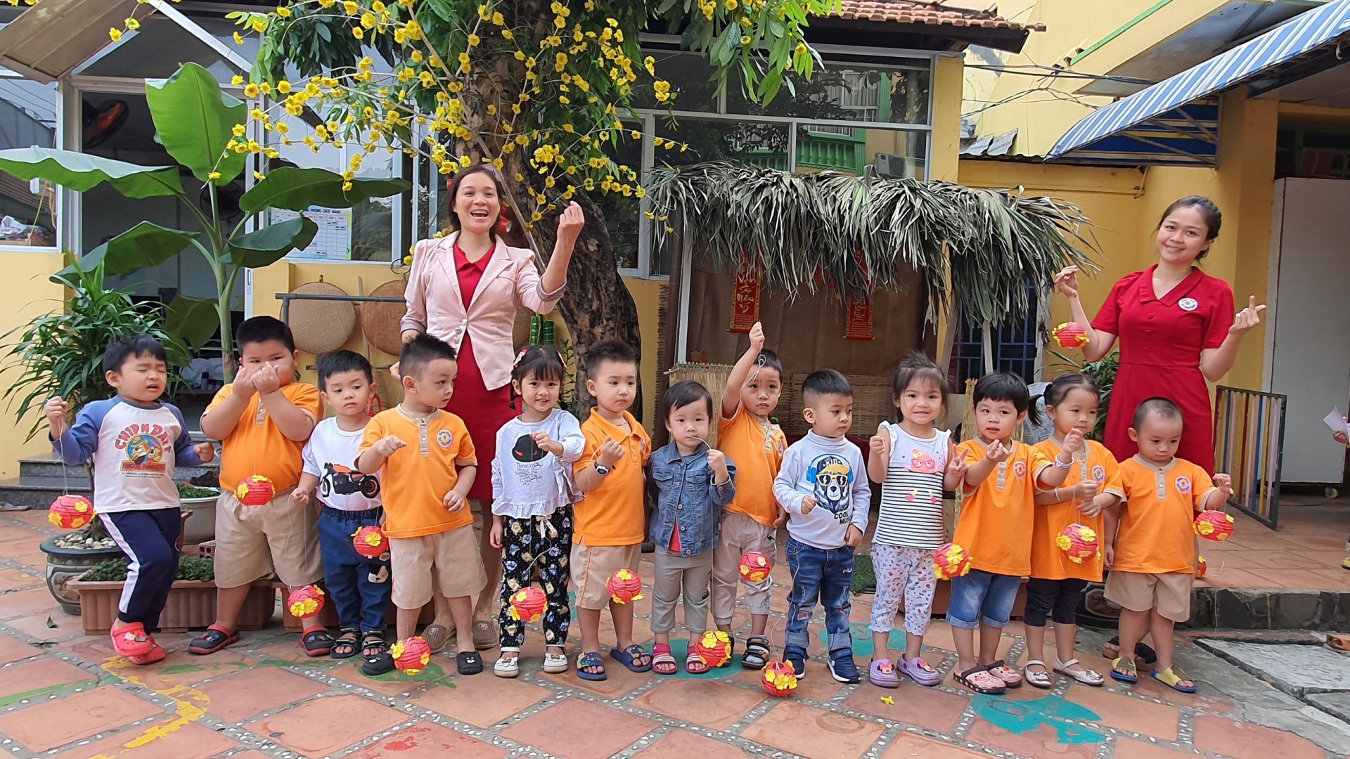 BÉ TRANG TRÍ TẾT 2021