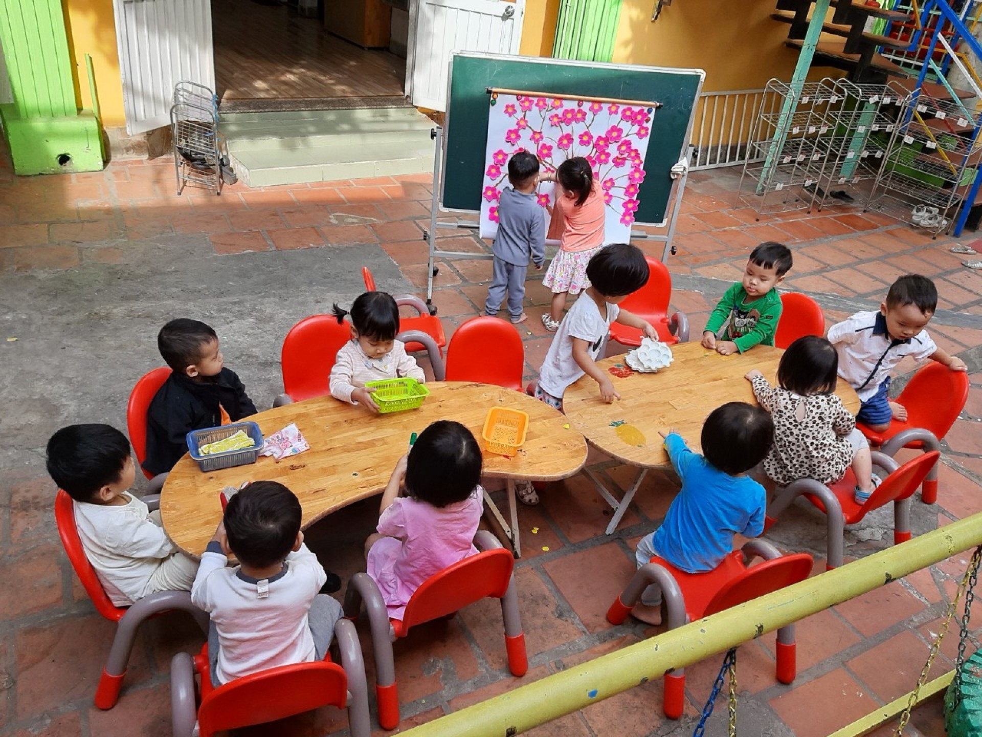 BÉ TRANG TRÍ TẾT 2021