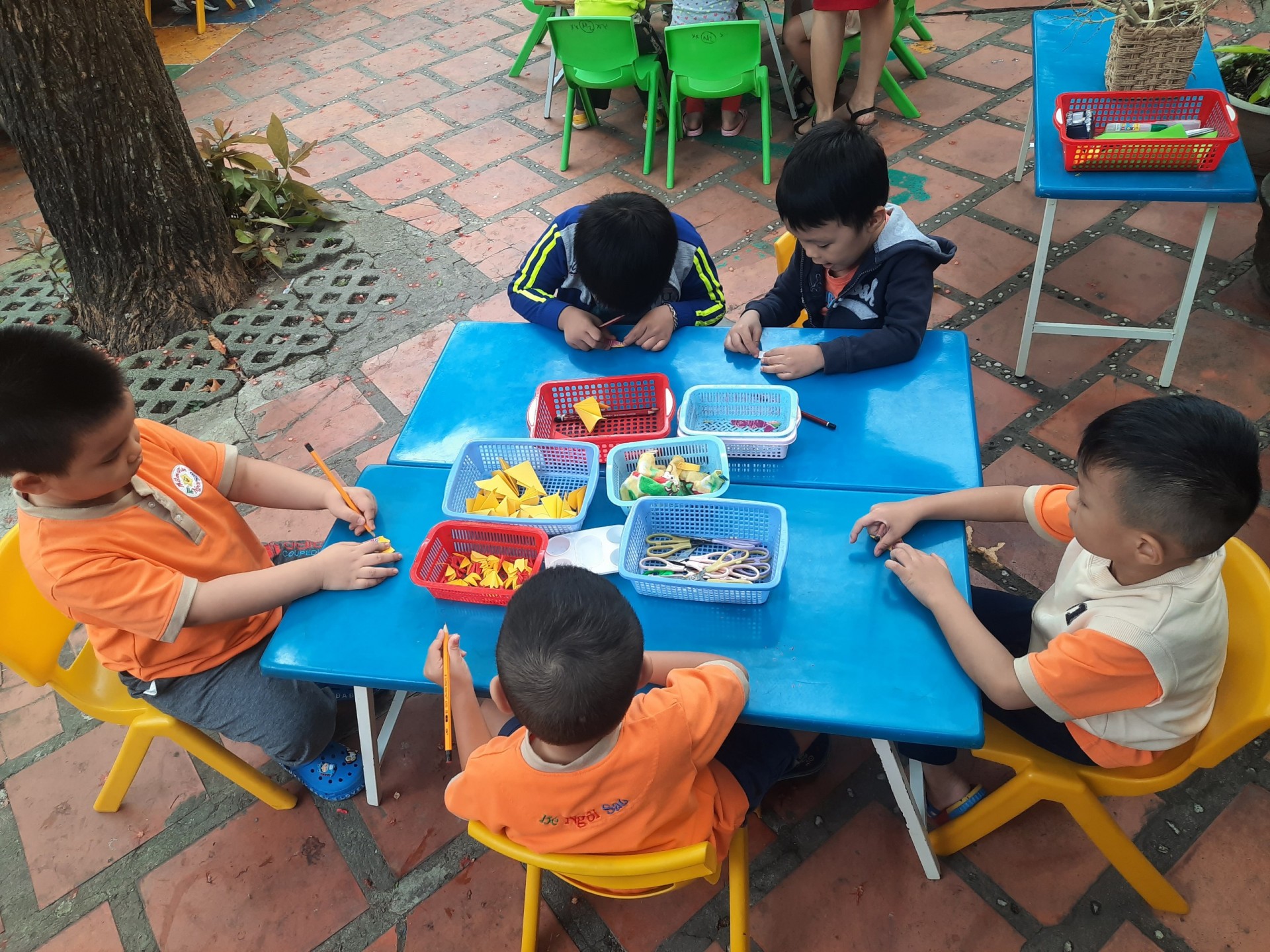 BÉ TRANG TRÍ TẾT 2021