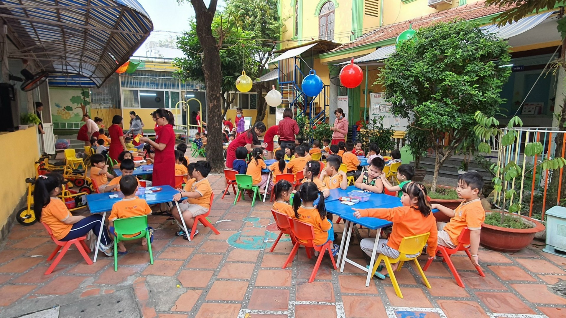 BÉ TRANG TRÍ TẾT 2021