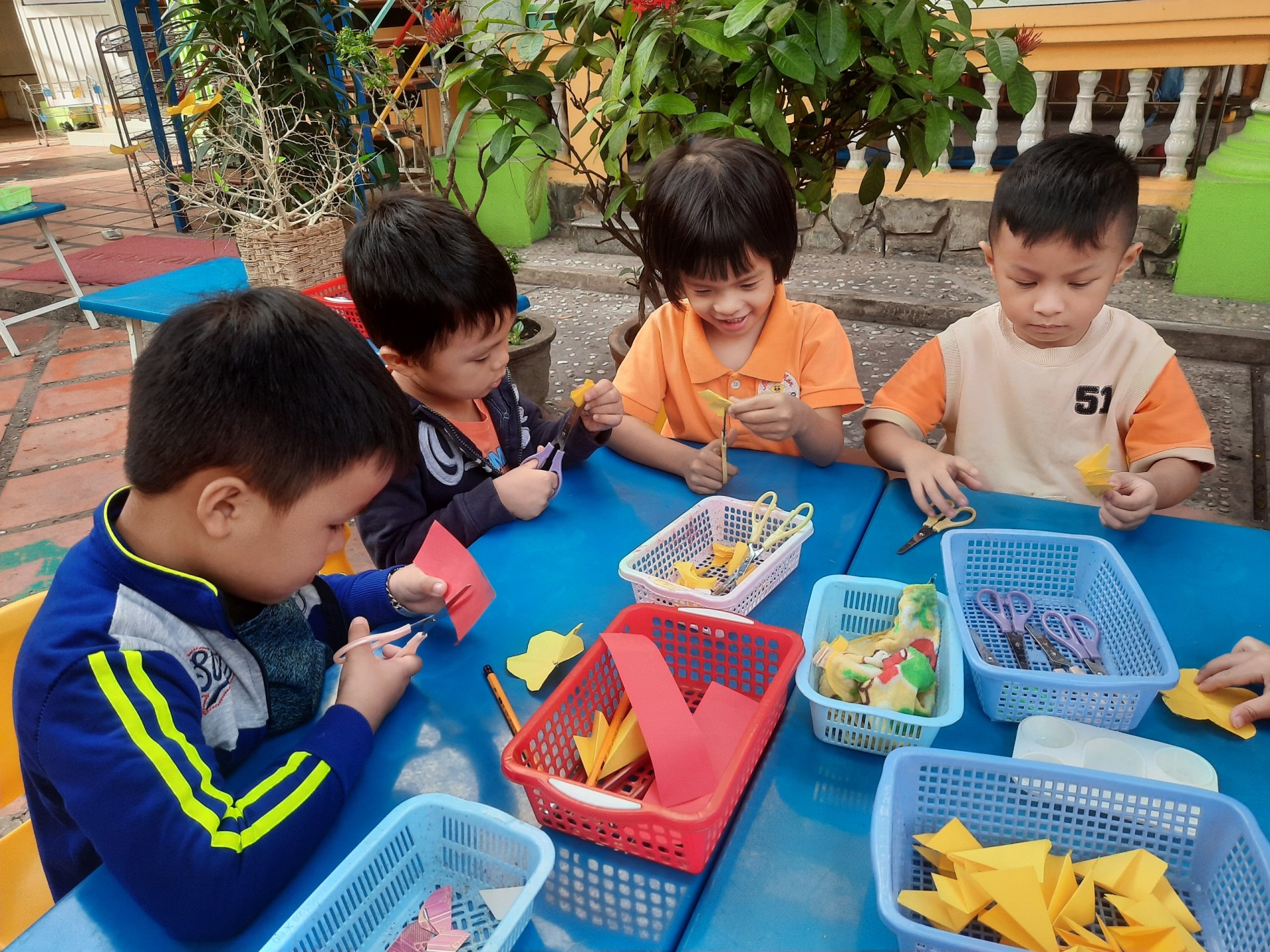 BÉ TRANG TRÍ TẾT 2021