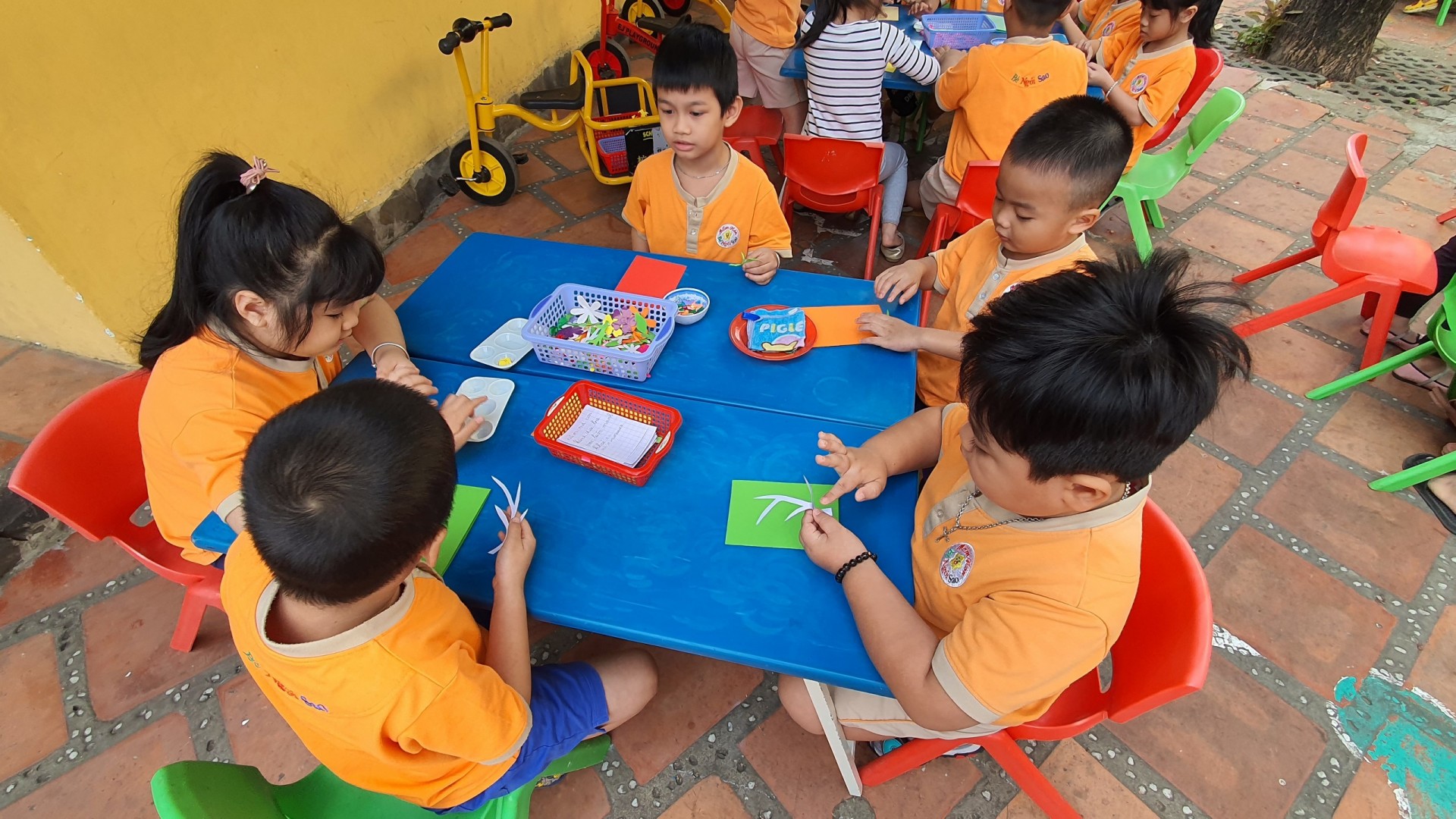 BÉ TRANG TRÍ TẾT 2021