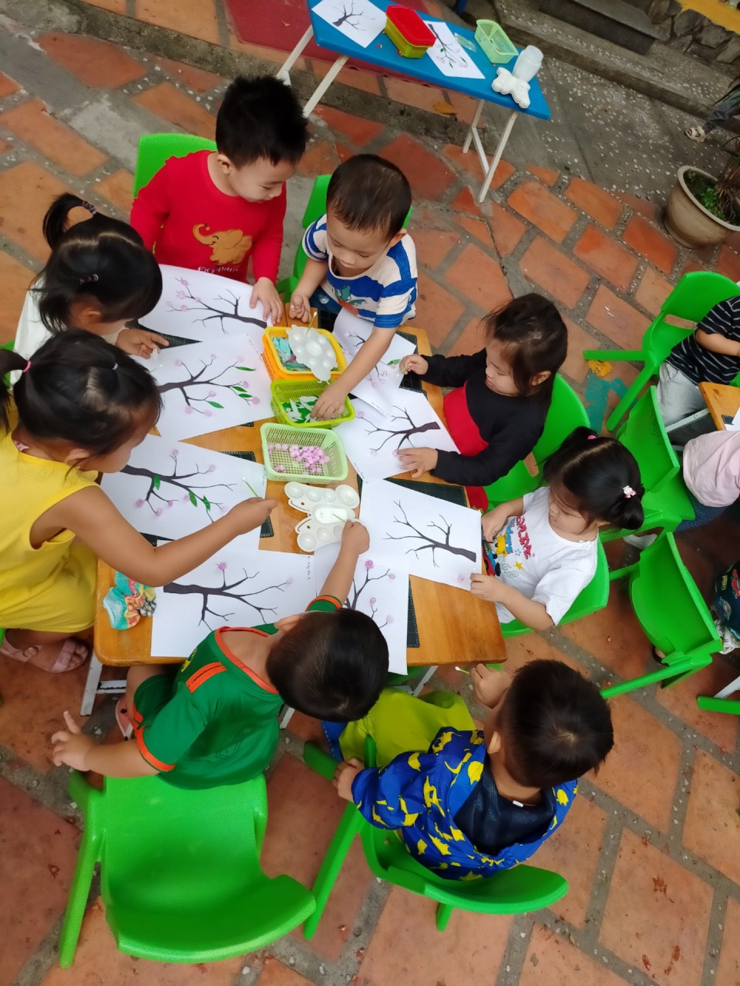 BÉ TRANG TRÍ TẾT 2021