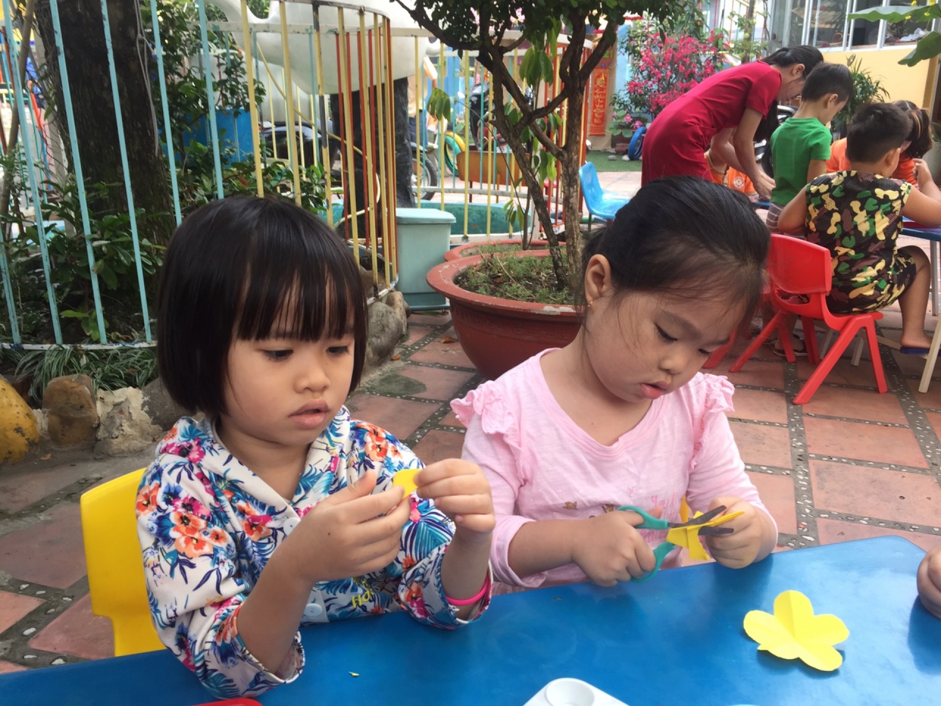 BÉ TRANG TRÍ TẾT 2021