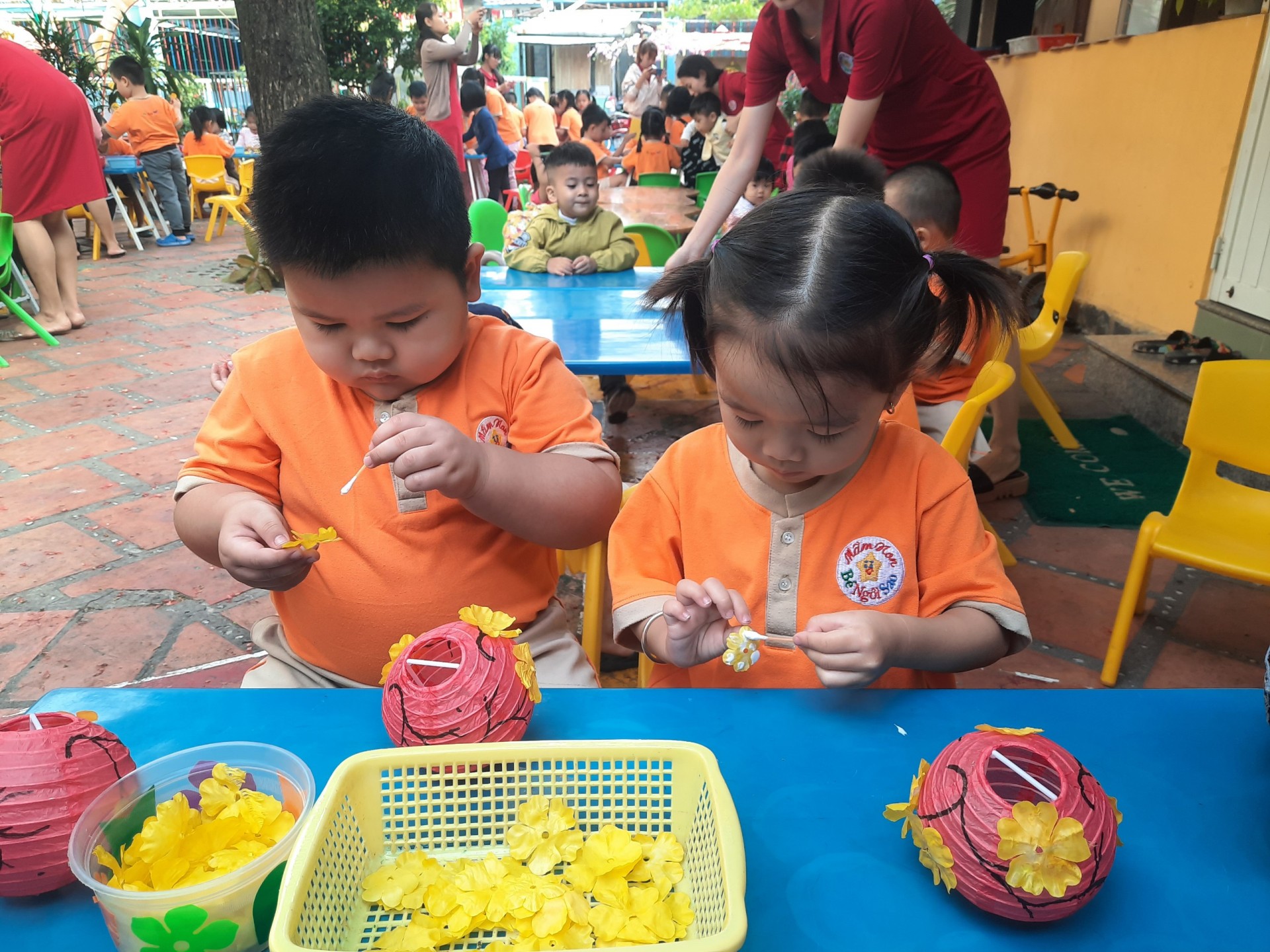 BÉ TRANG TRÍ TẾT 2021