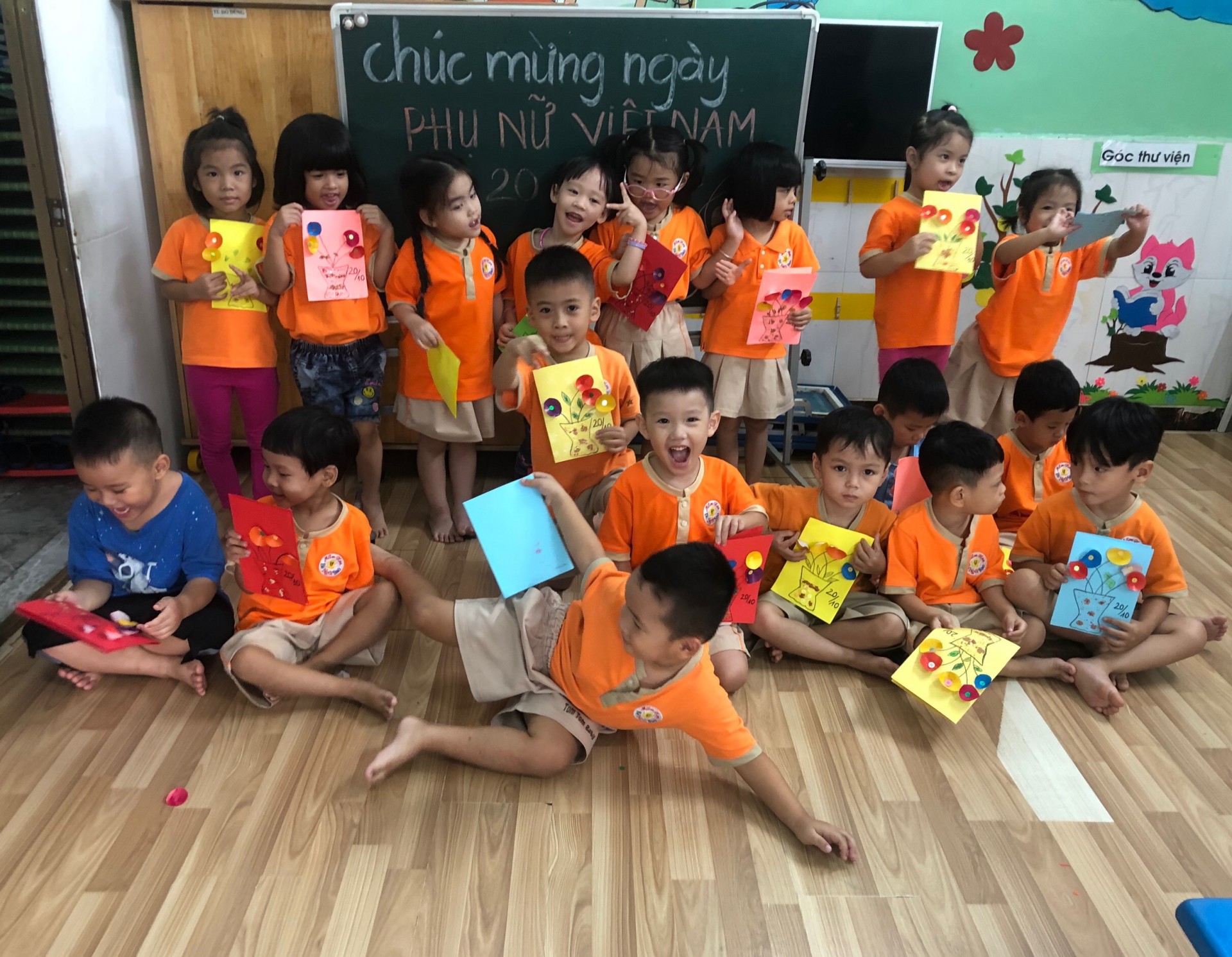 20/10 BÉ LÀM QUÀ TẶNG MẸ 