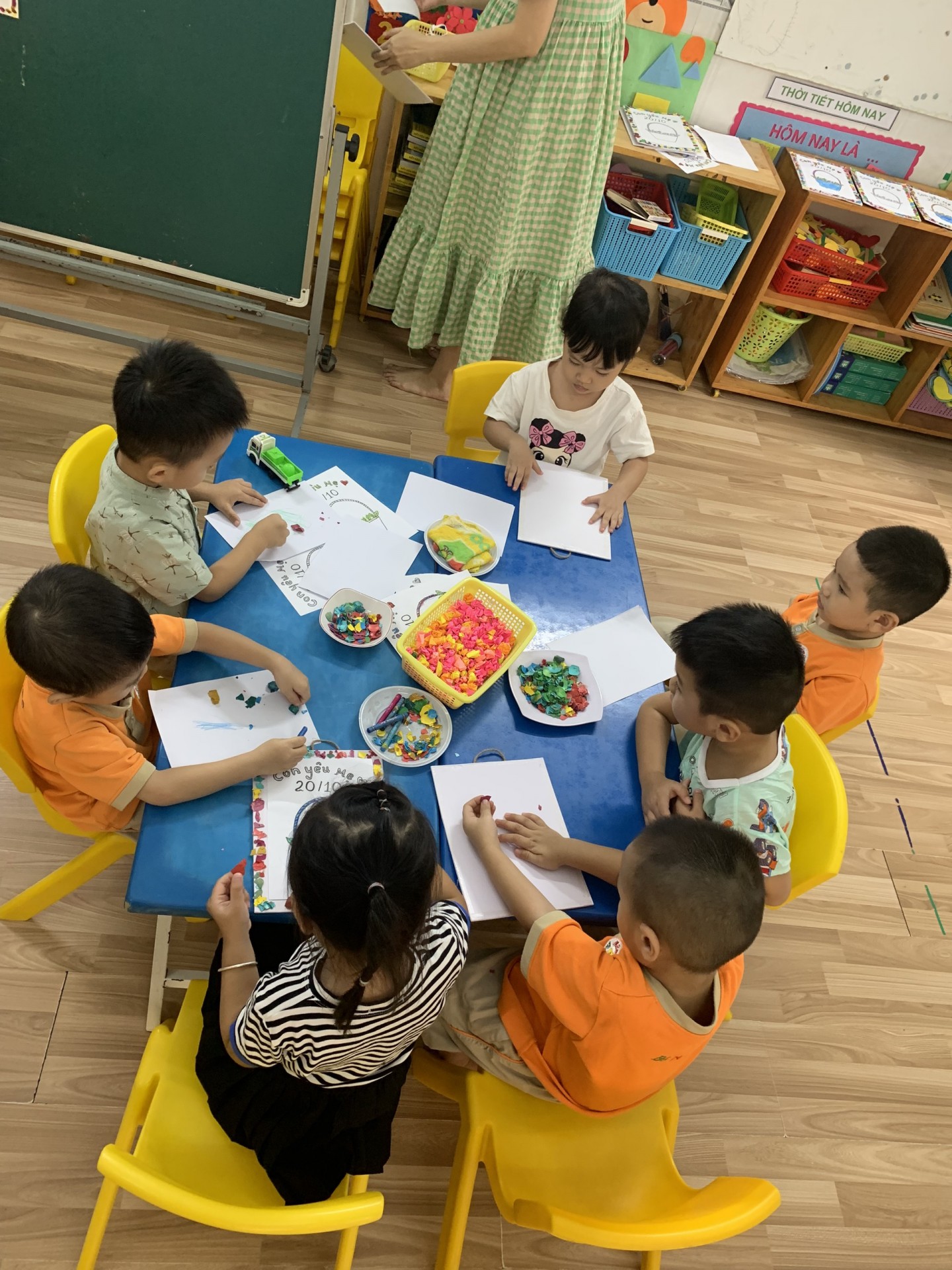 20/10 BÉ LÀM QUÀ TẶNG MẸ 