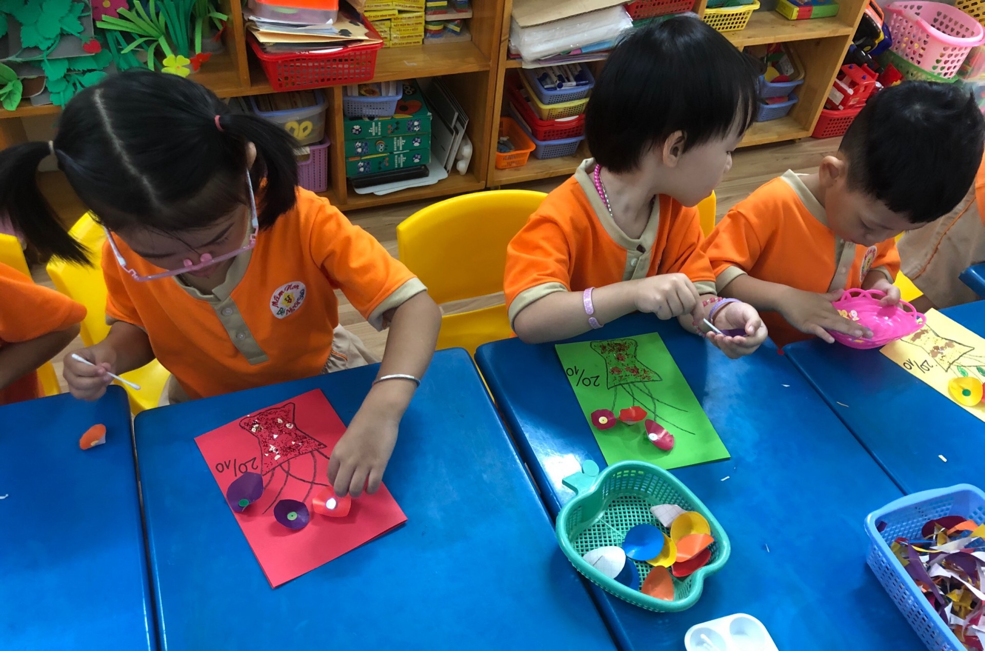 20/10 BÉ LÀM QUÀ TẶNG MẸ 