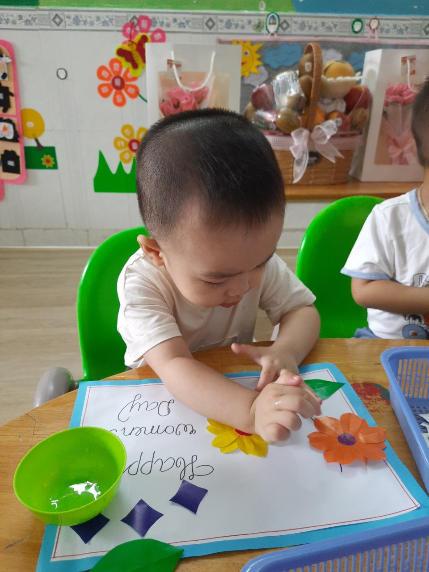 20/10 BÉ LÀM QUÀ TẶNG MẸ 