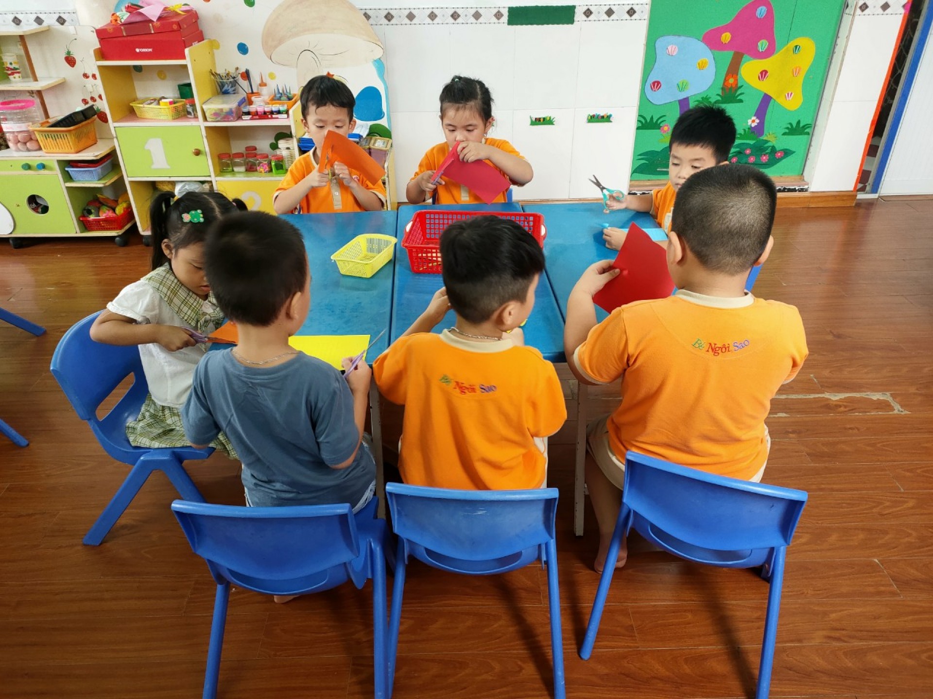 20/10 BÉ LÀM QUÀ TẶNG MẸ 