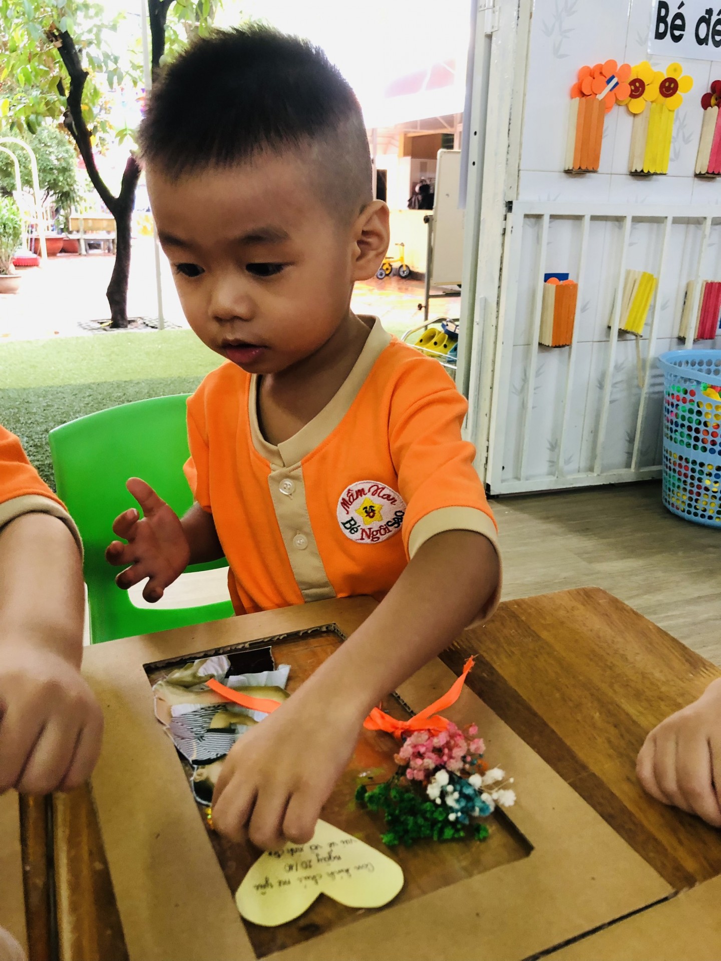 20/10 BÉ LÀM QUÀ TẶNG MẸ 