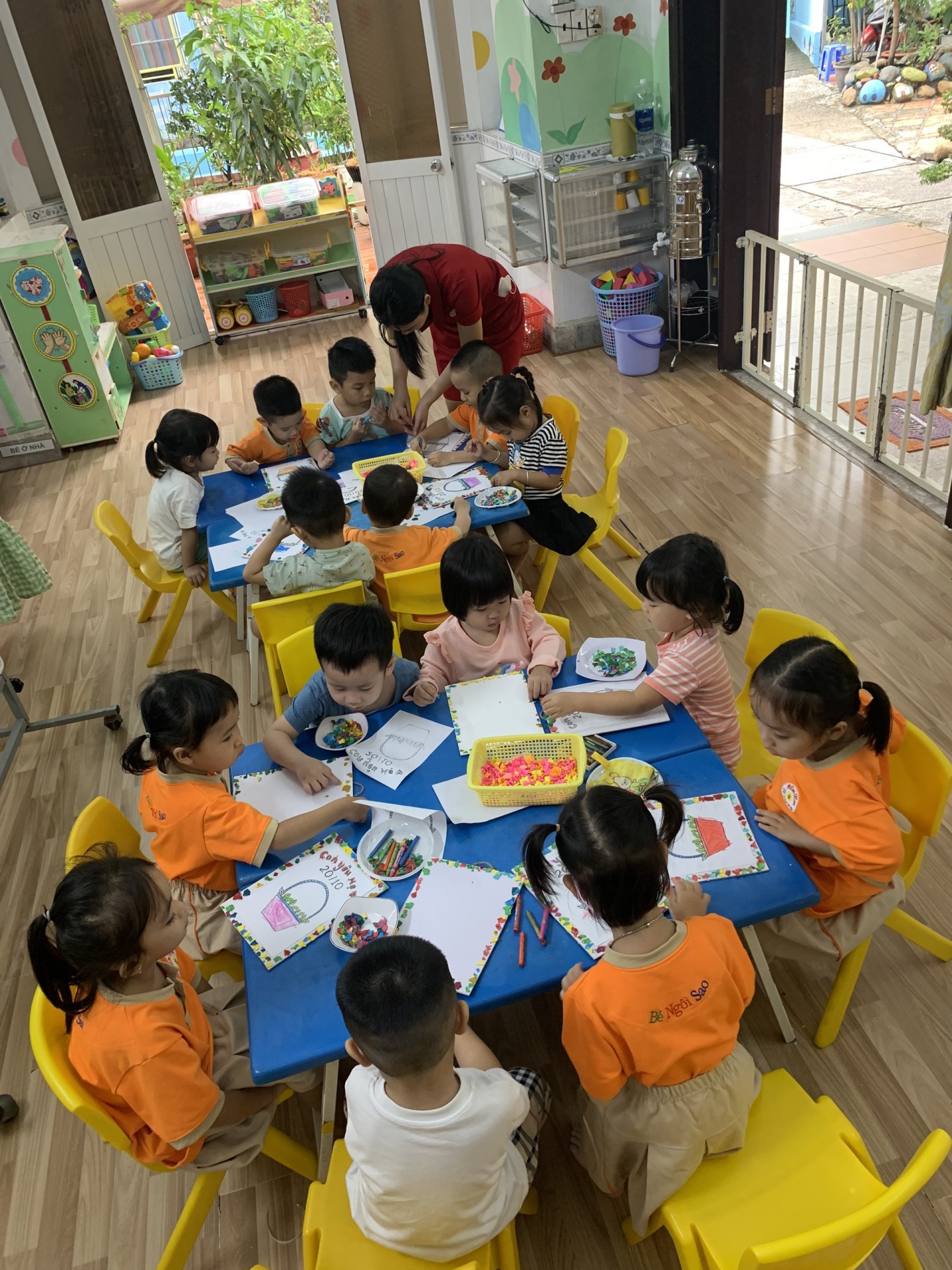 20/10 BÉ LÀM QUÀ TẶNG MẸ 