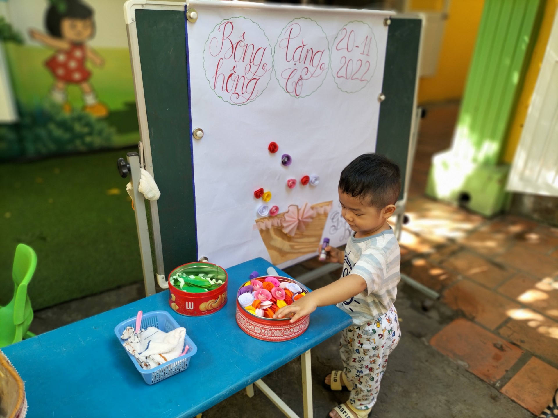 BÉ LÀM TRANH TẶNG CÔ NGÀY 20/11