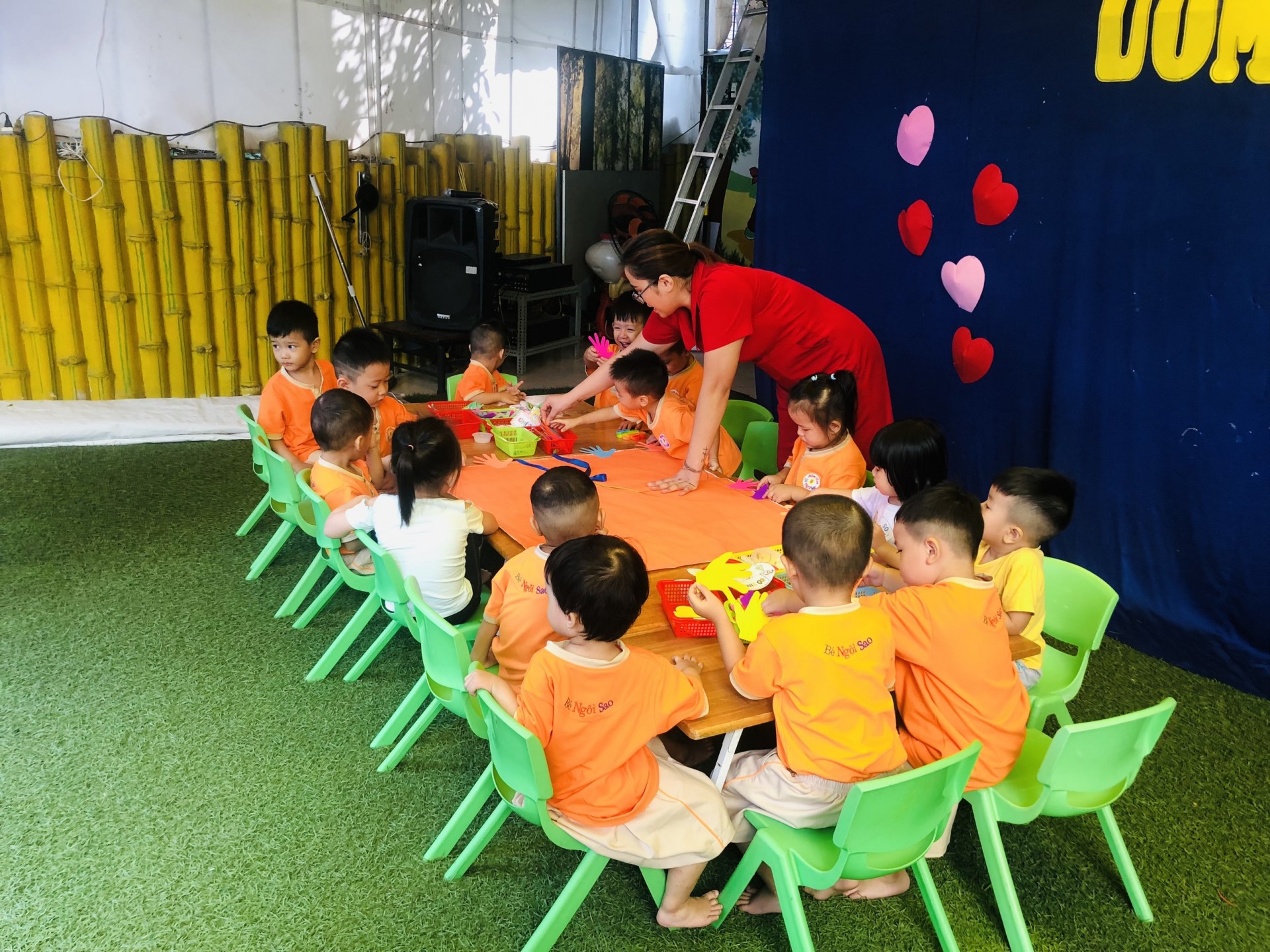 BÉ LÀM TRANH TẶNG CÔ NGÀY 20/11