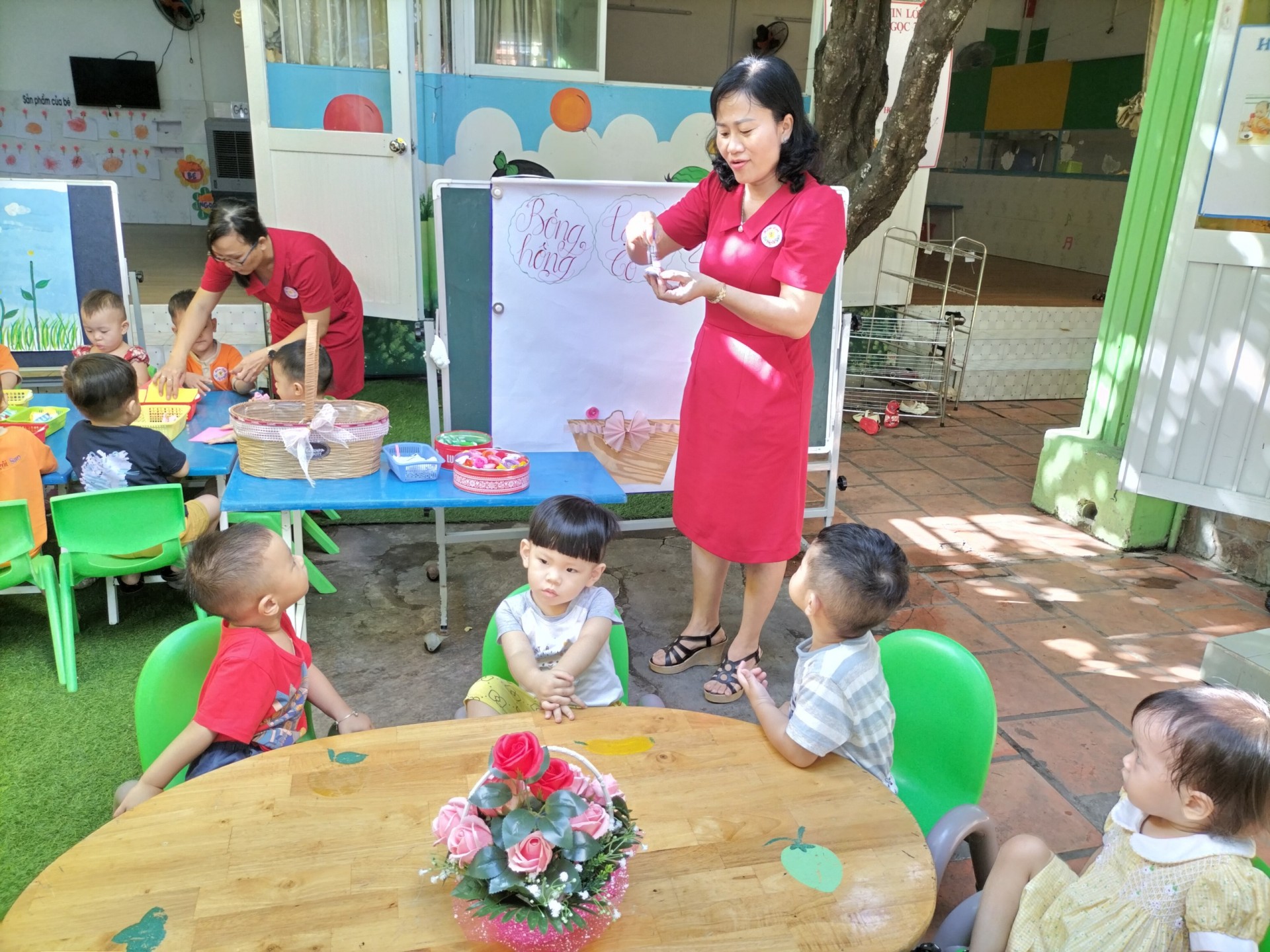 BÉ LÀM TRANH TẶNG CÔ NGÀY 20/11