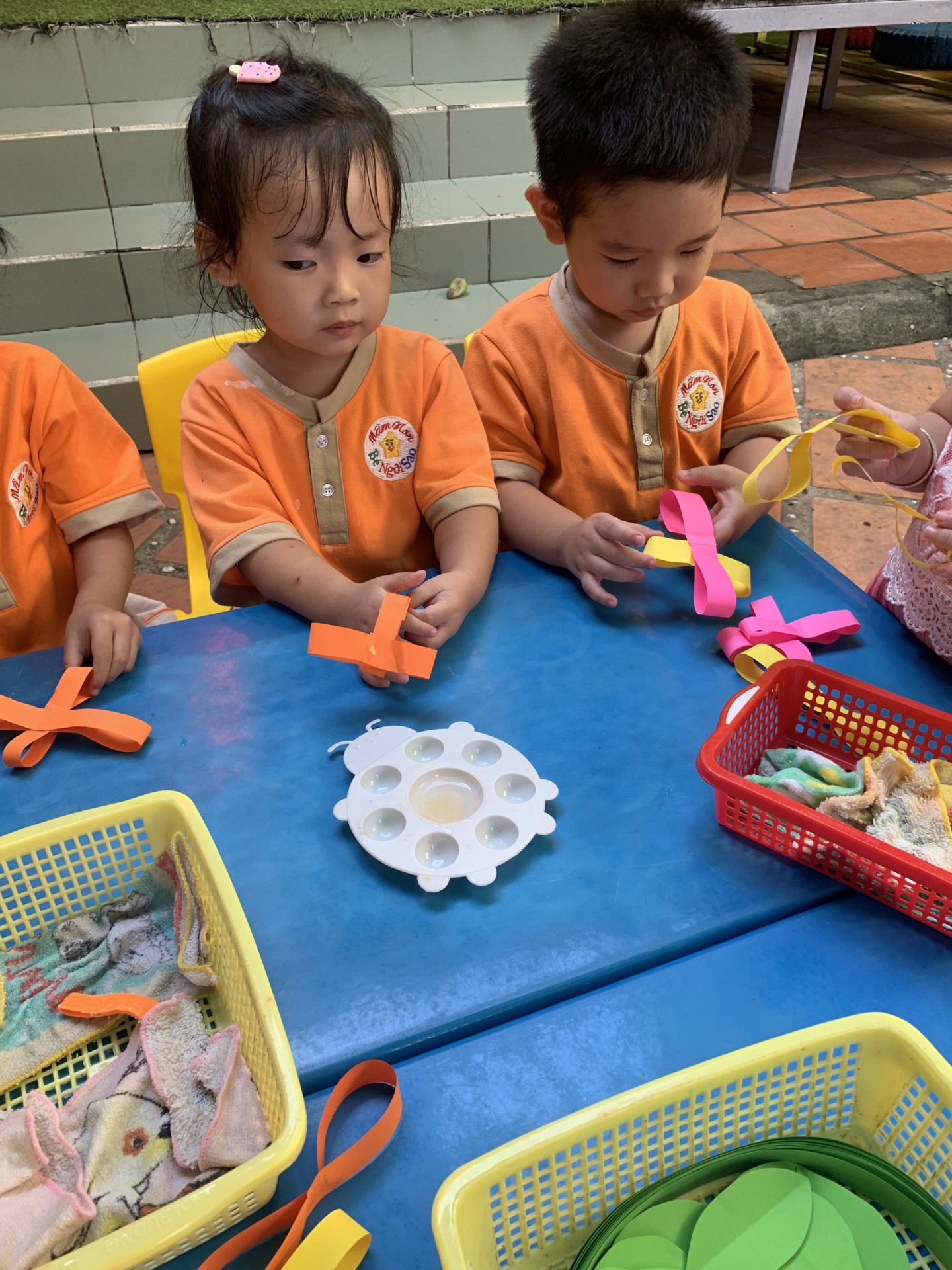 BÉ LÀM TRANH TẶNG CÔ NGÀY 20/11