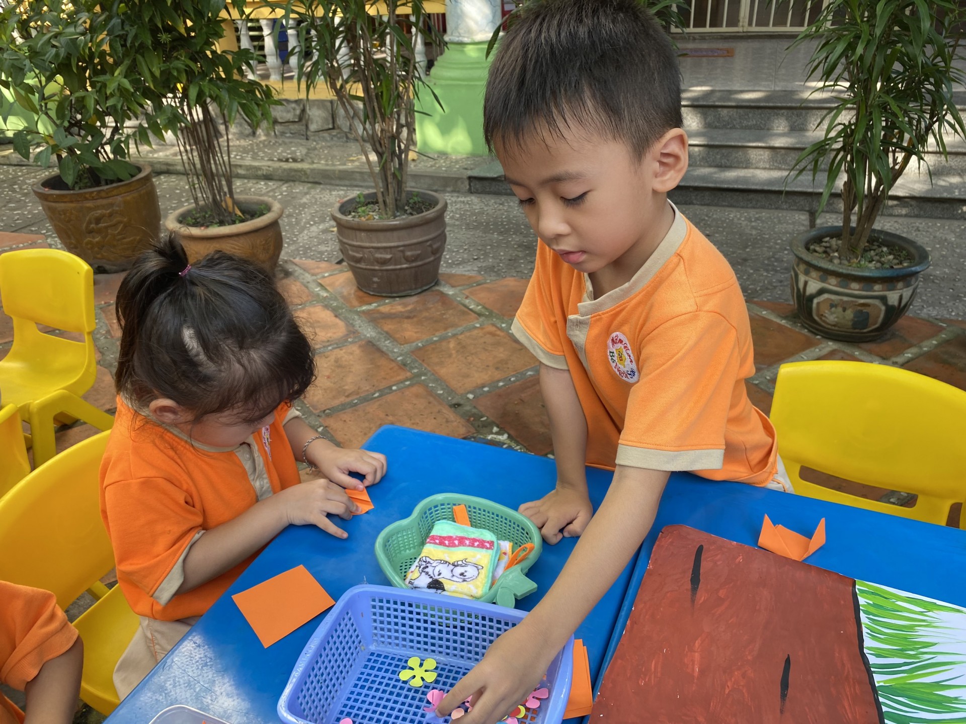 BÉ LÀM TRANH TẶNG CÔ NGÀY 20/11