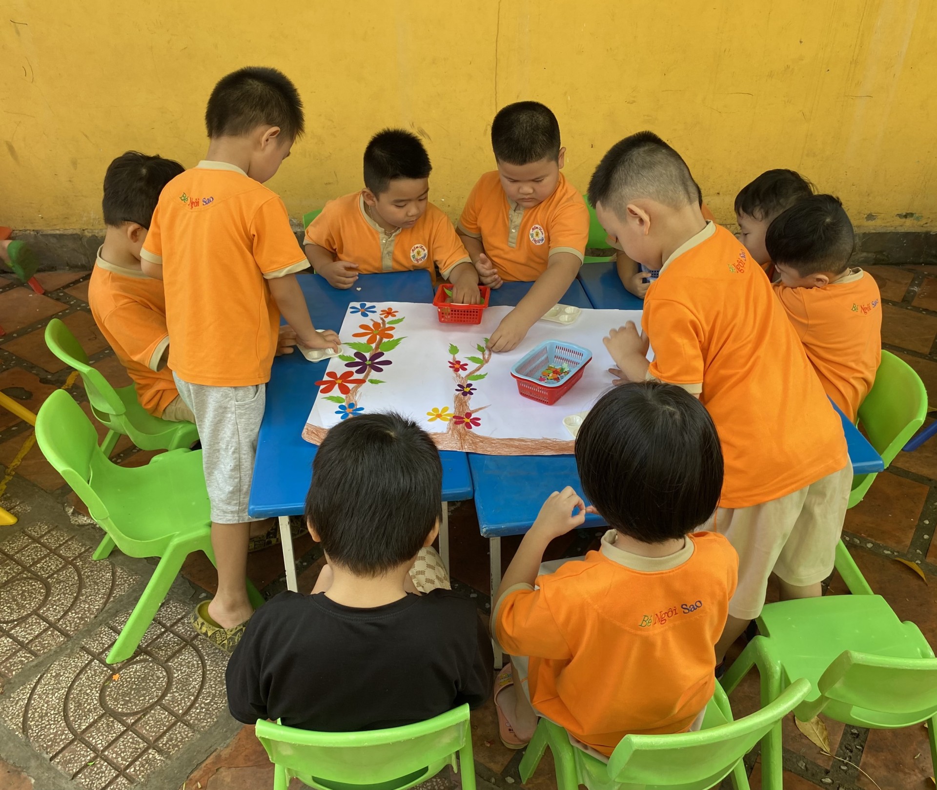 BÉ LÀM TRANH TẶNG CÔ NGÀY 20/11