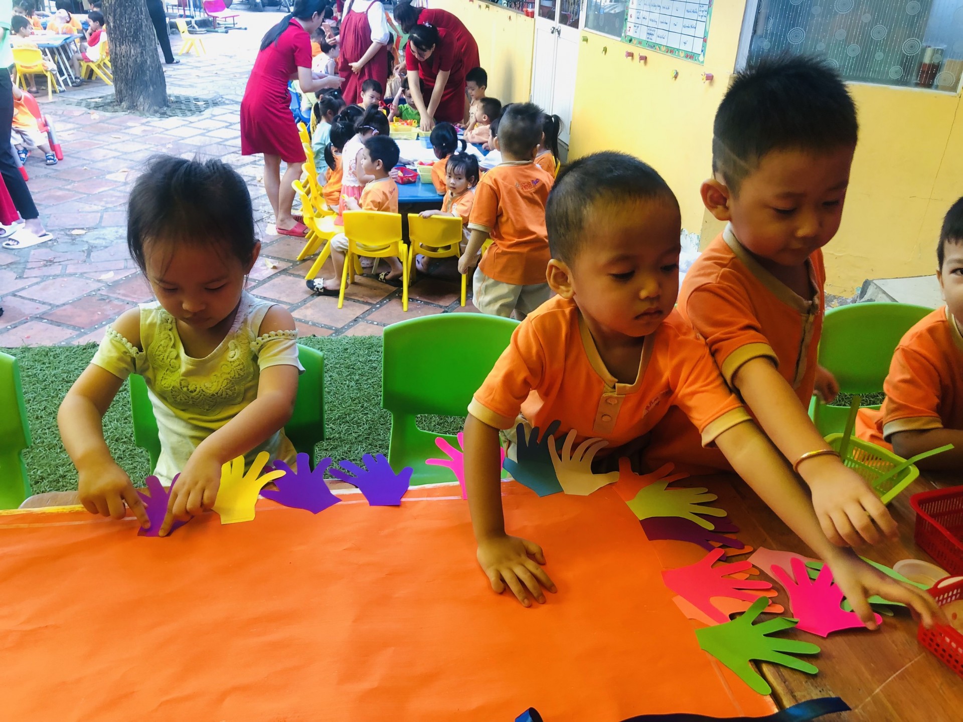 BÉ LÀM TRANH TẶNG CÔ NGÀY 20/11