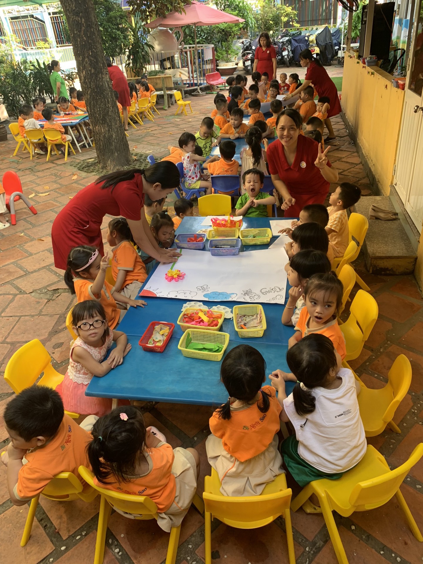 BÉ LÀM TRANH TẶNG CÔ NGÀY 20/11