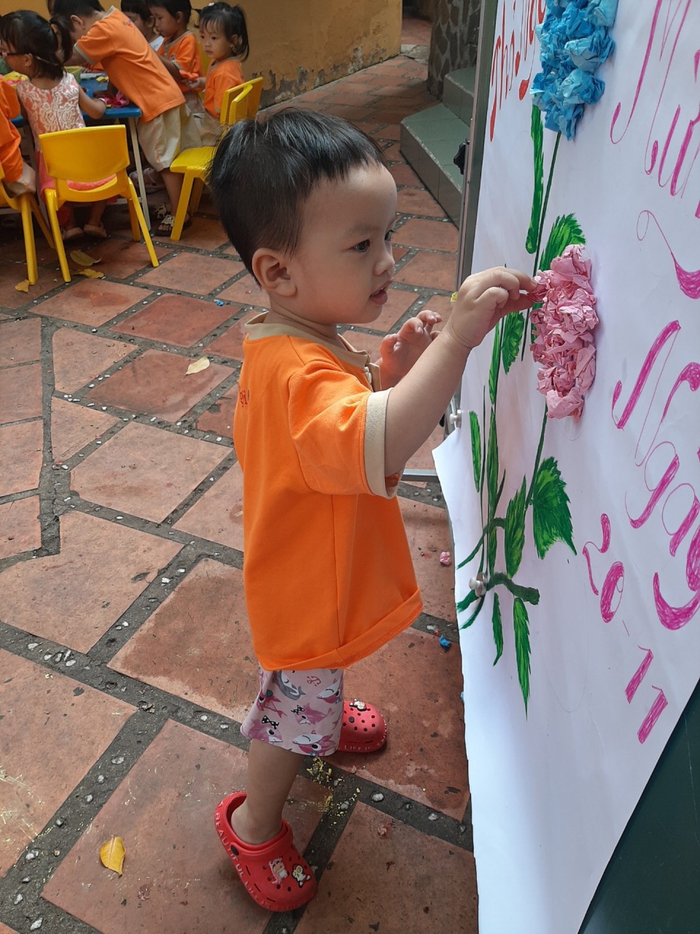 BÉ LÀM TRANH TẶNG CÔ NGÀY 20/11