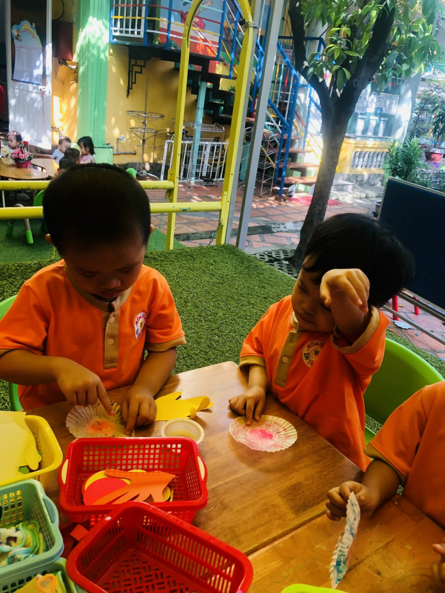 BÉ LÀM TRANH TẶNG CÔ NGÀY 20/11