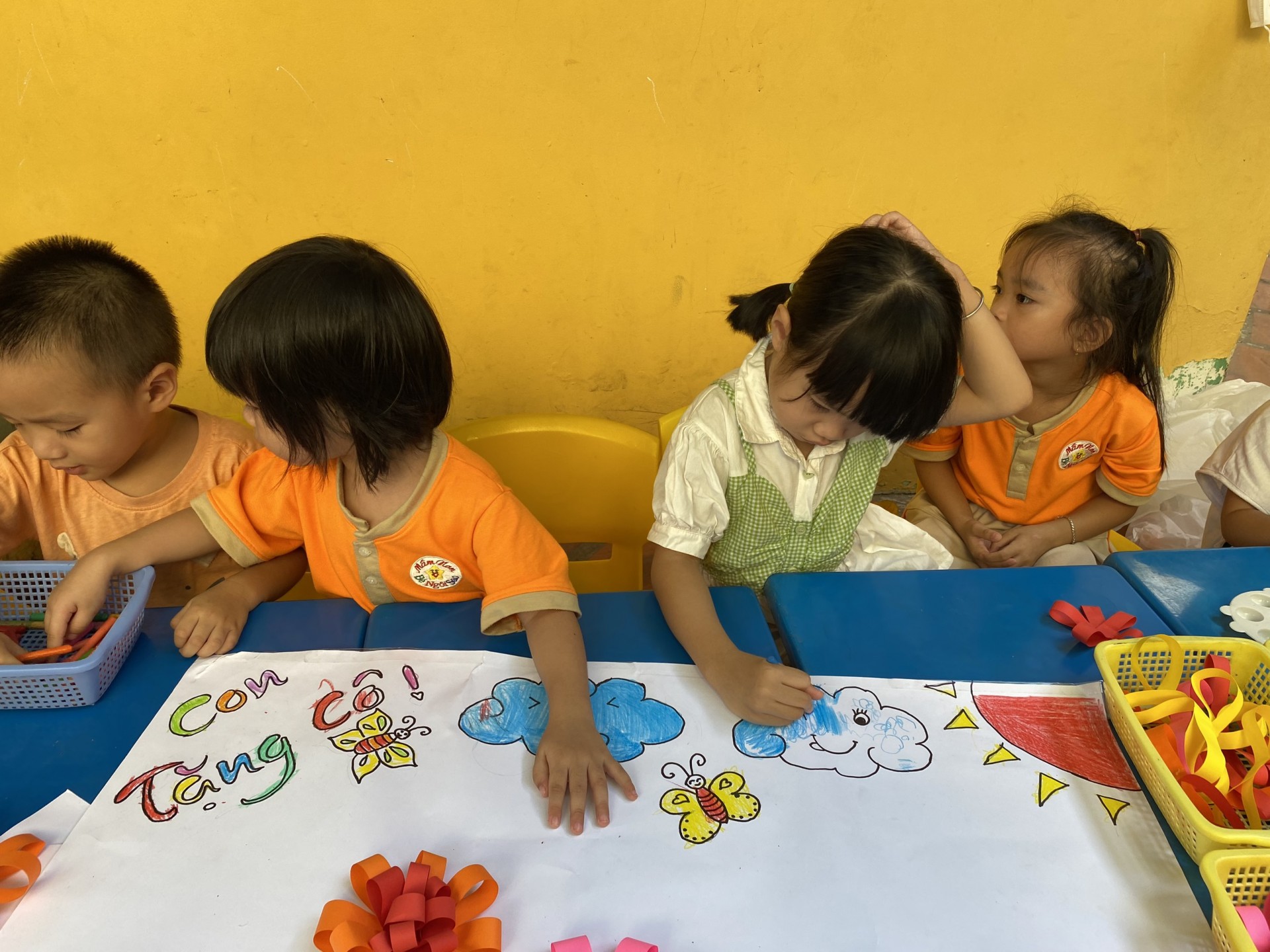 BÉ LÀM TRANH TẶNG CÔ NGÀY 20/11