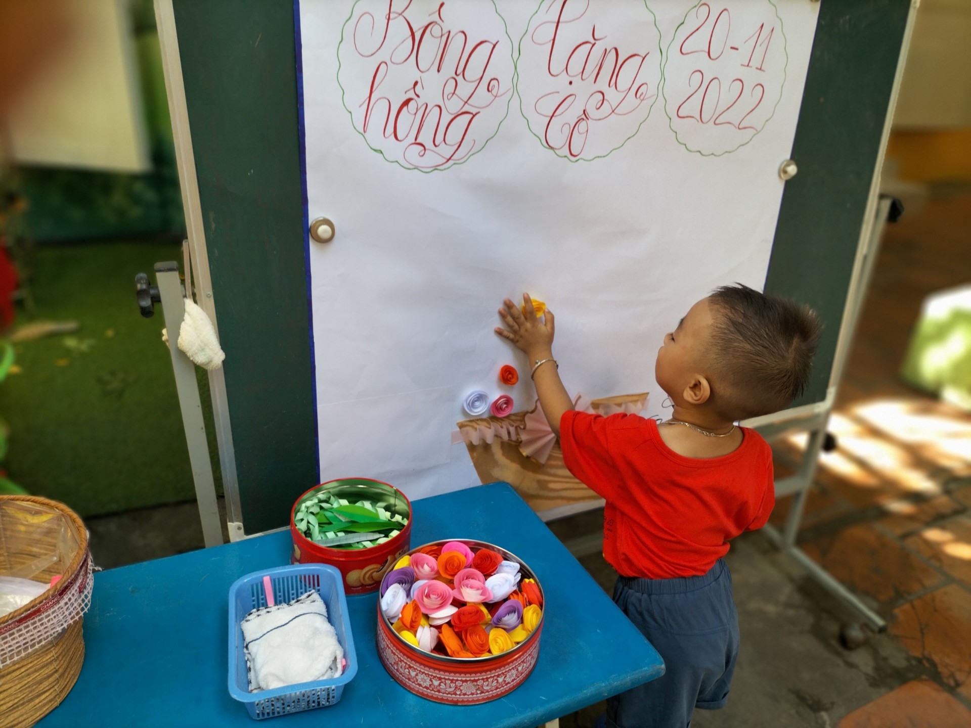 BÉ LÀM TRANH TẶNG CÔ NGÀY 20/11