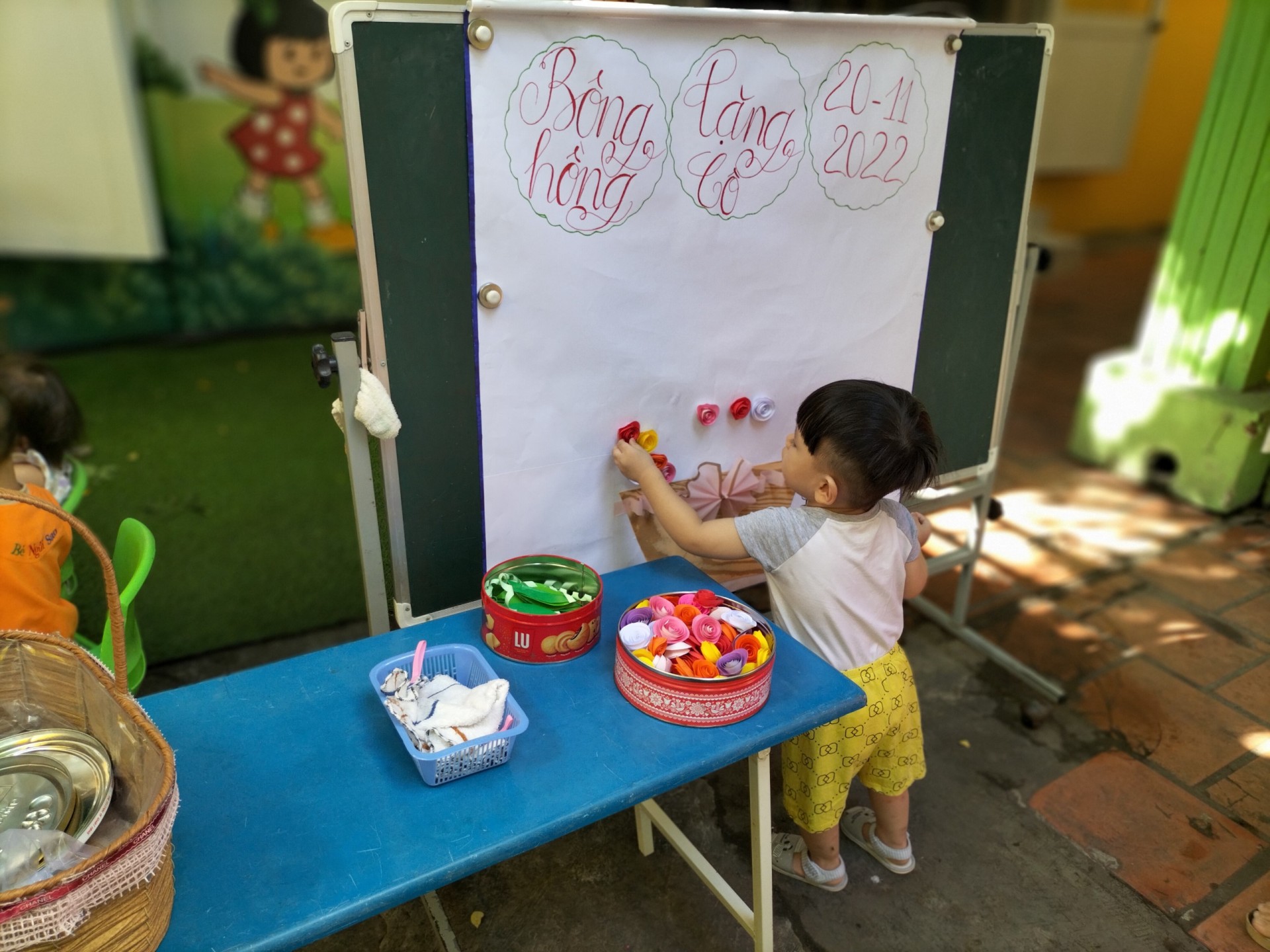 BÉ LÀM TRANH TẶNG CÔ NGÀY 20/11