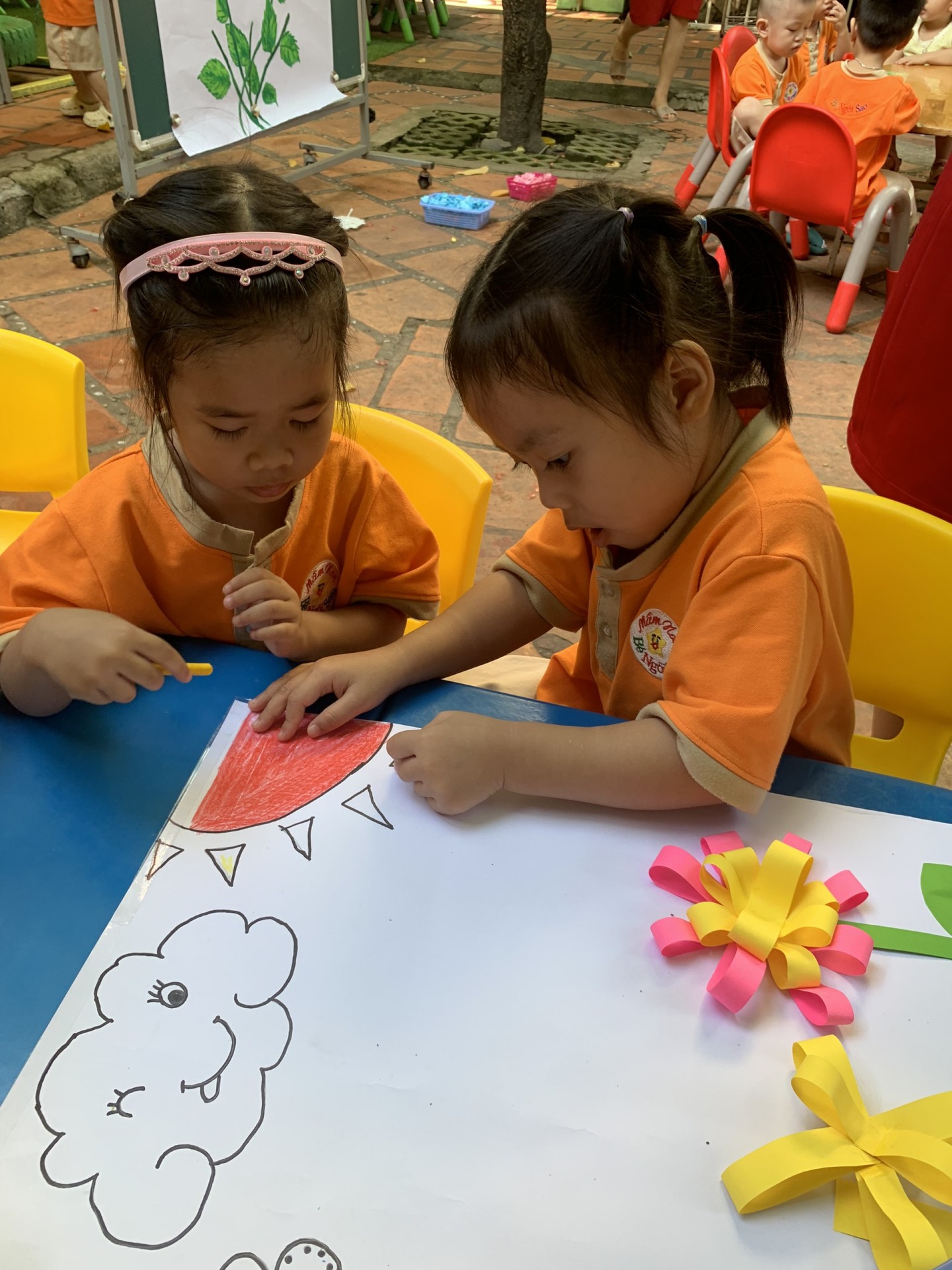 BÉ LÀM TRANH TẶNG CÔ NGÀY 20/11